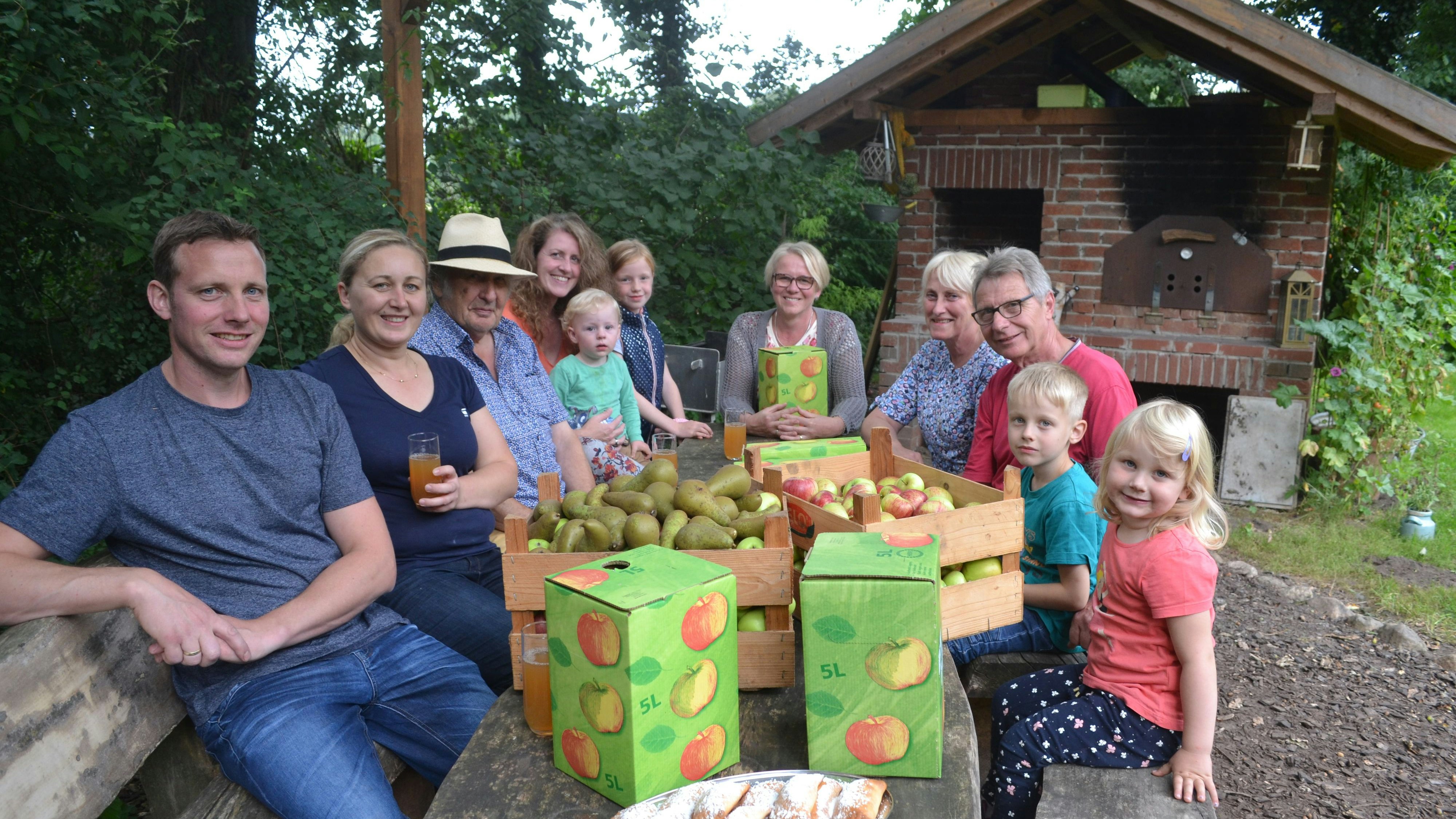 Mitglieder der "Hölker Kulturfreunde +" und Familie Oevermann freuen sich auf das Freiluftfrühstück und den "Apfelschnack". Foto: Schrimper.&nbsp;