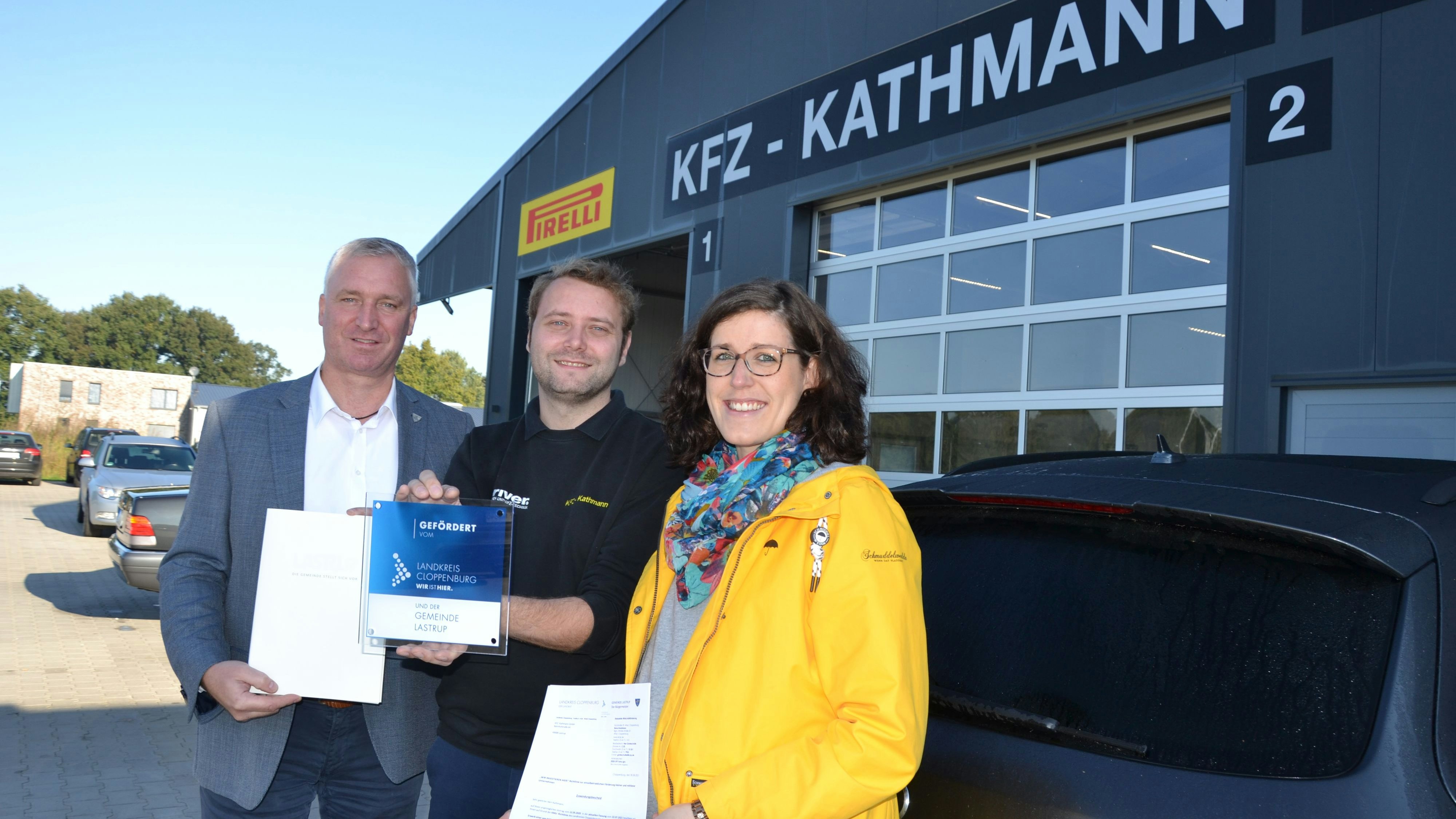 Wohlverdient (von links): Michael Kramer überreicht Andreas und Anne Kathmann den KMU-Förderbescheid.&nbsp; &nbsp;Foto: G. Meyer