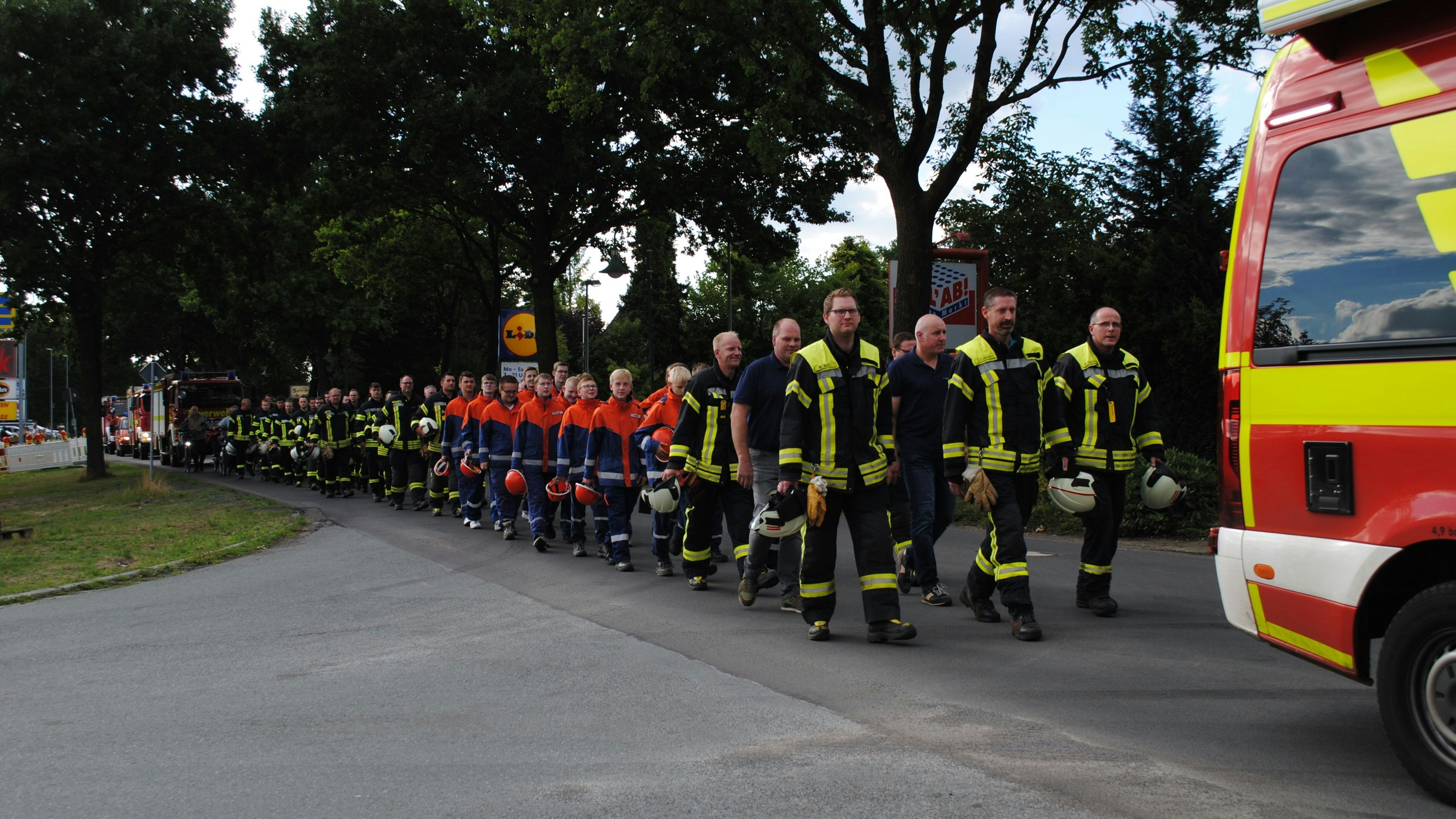 Lange erwartet: Die Mitglieder der Freiwilligen Feuerwehr machten sich am Samstag zu Fuß auf den Weg ins neue Quartier. Foto: Götting