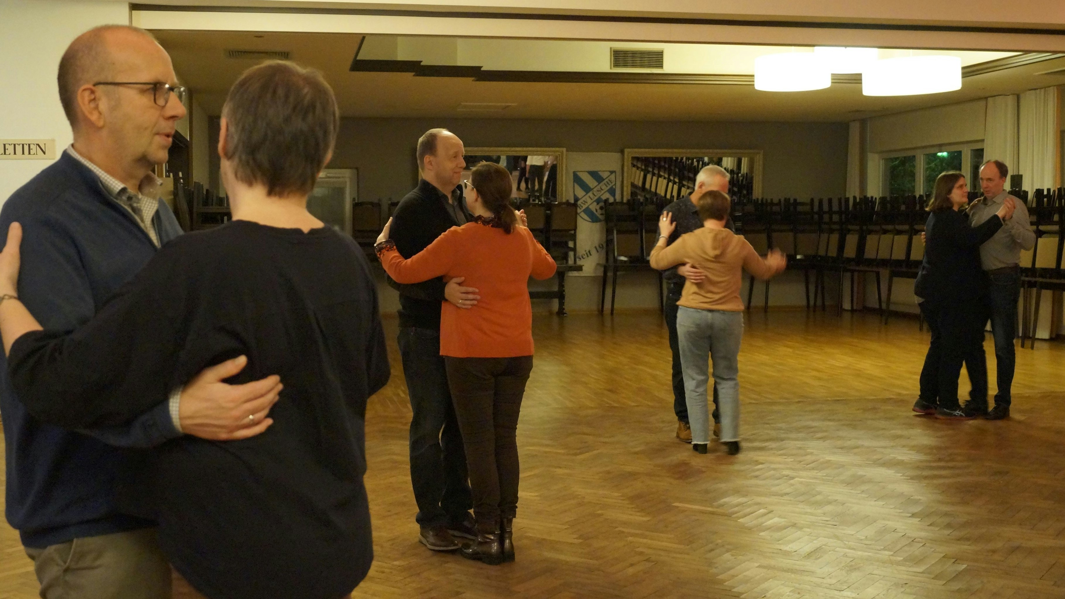 Die richtige Haltung ist wichtig: Mehrere Paare nehmen an dem Tanzkurs in Lüsche teil. Foto: C. Meyer