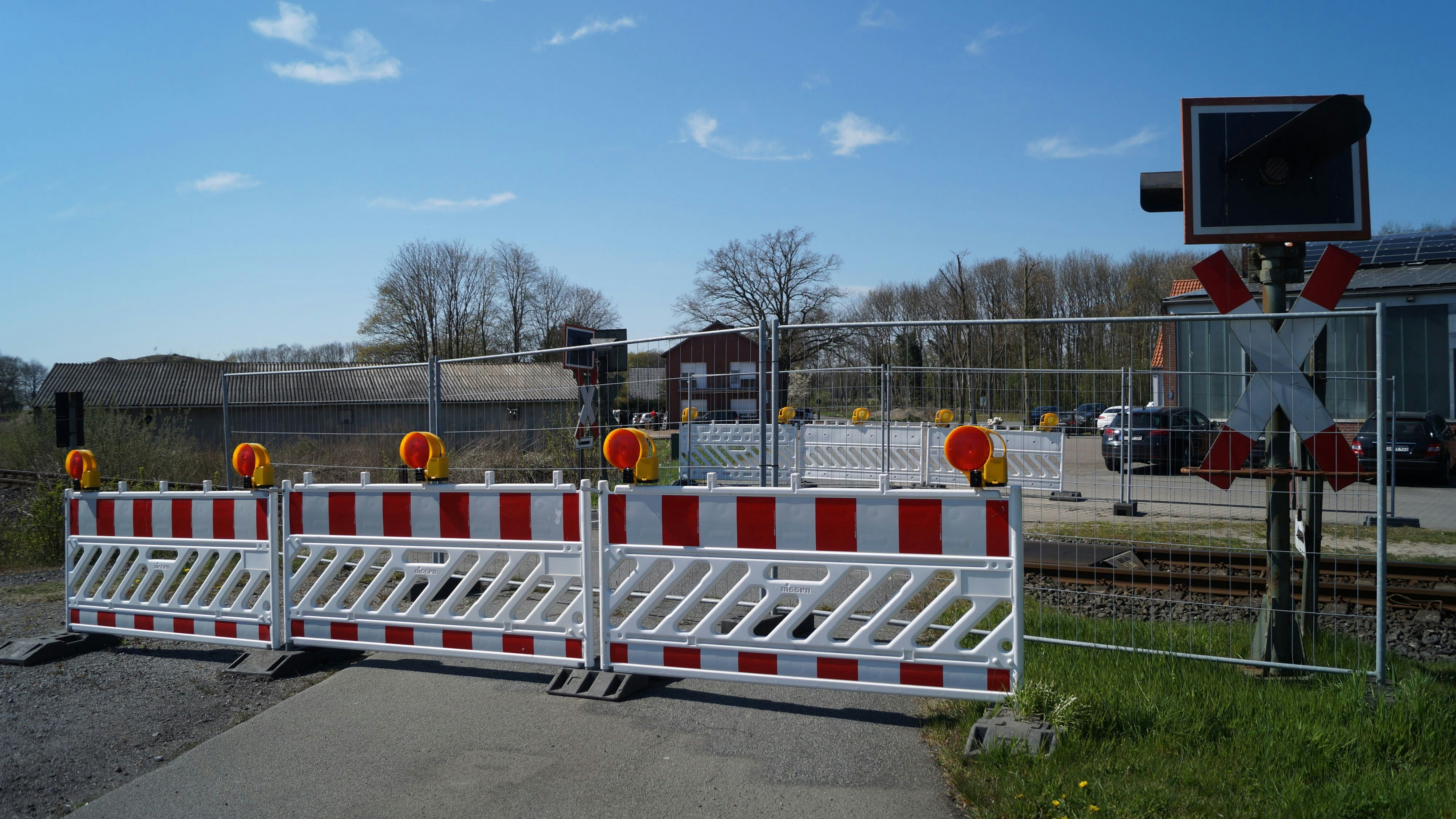 Endstation: Der Bahnübergang in der Timpner Straße in Lutten ist und bleibt gesperrt. Ende Mai soll das weitere Vorgehen konkret werden. Foto: C. Meyer