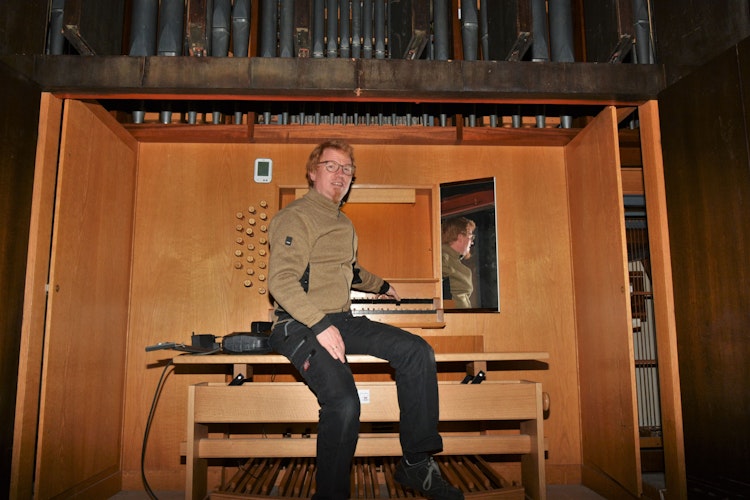 Willehard Schomberg – hier an der Orgel in der Universität Vechta – liebt die Vielseitigkeit seines Berufes. Jede Orgel sei anders. Foto: Wenzel