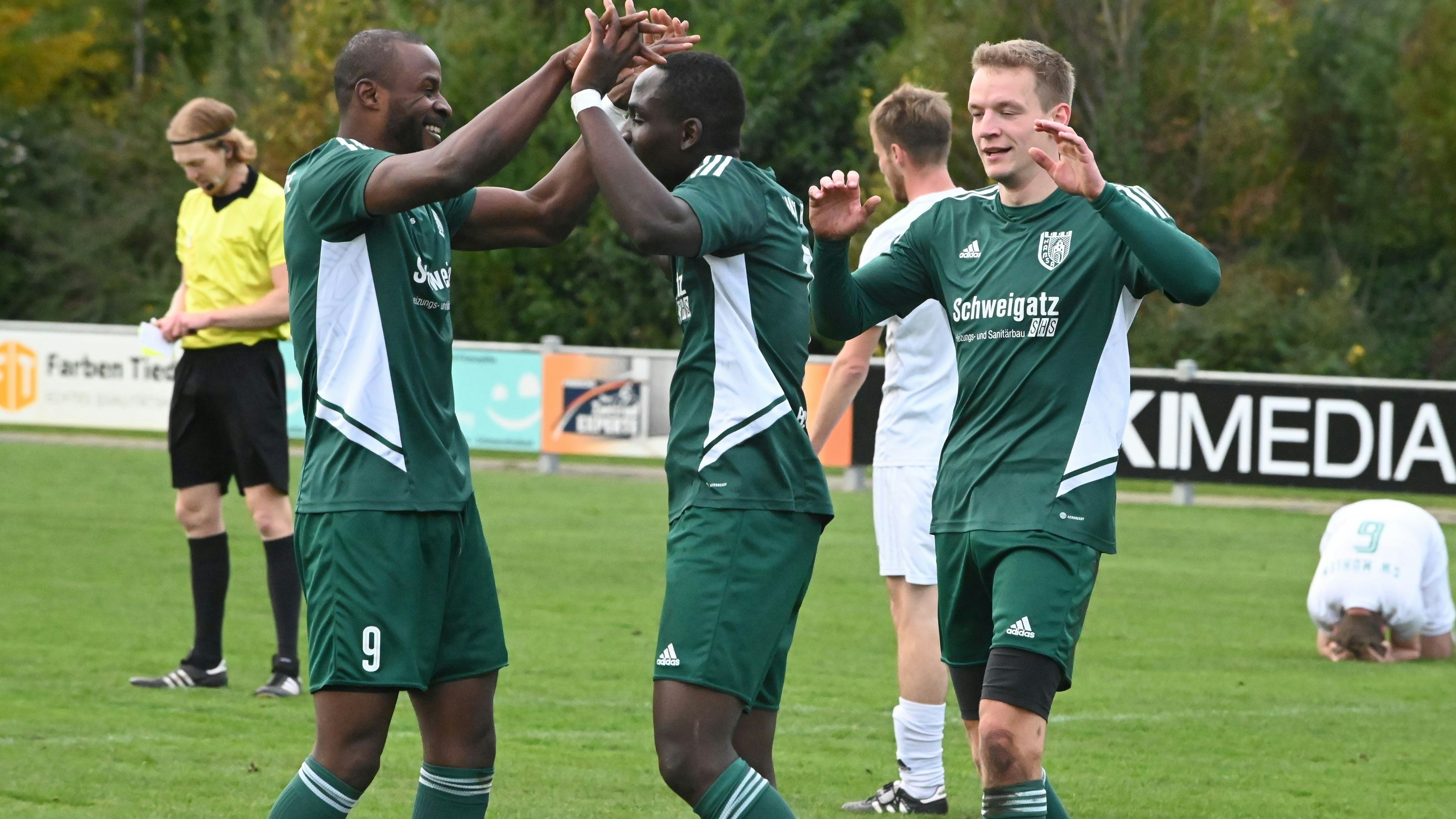 Hansa jubelt: Die Friesoyther Kifuta Makangu (von links), Benny Boungou und Jannik Hoormann freuen sich nach Boungous Treffer zum 3:1-Endstand. Foto: Bettenstaedt