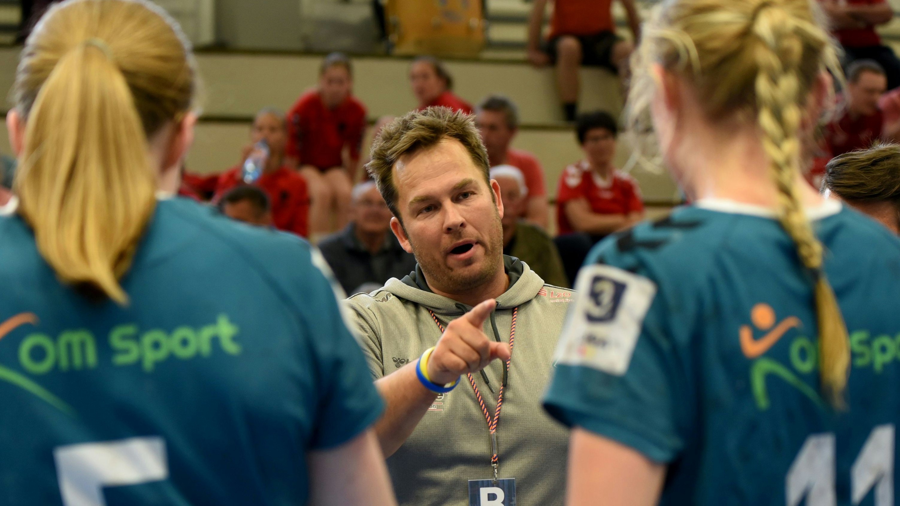 Die neue Saison im Blick: Vechtas Trainer Christoph Nisius spricht zu Klara Germann (links) und Luca Vodde. Foto: Gabi Müller