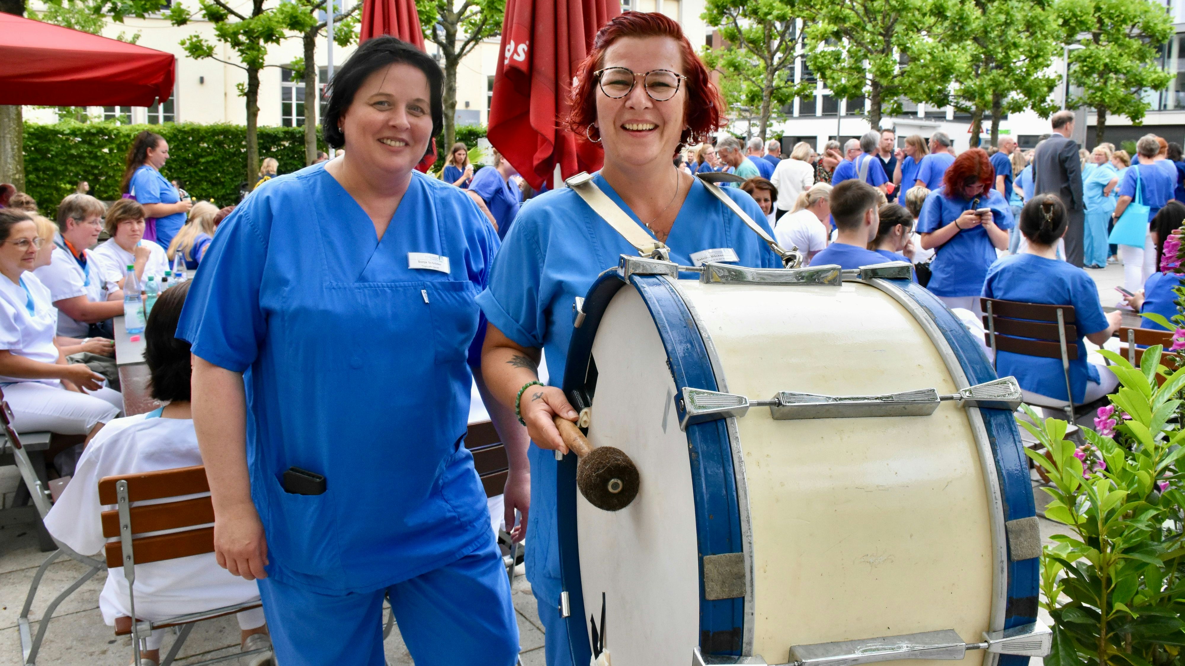Hygienefachkraft Sonja Schröder (links) und Hygieneassistentin Sabrina Böckermann vom Friesoyther Krankenhaus machten mit ihrer Trommel in Oldenburg mächtig Radau. Foto: Berg