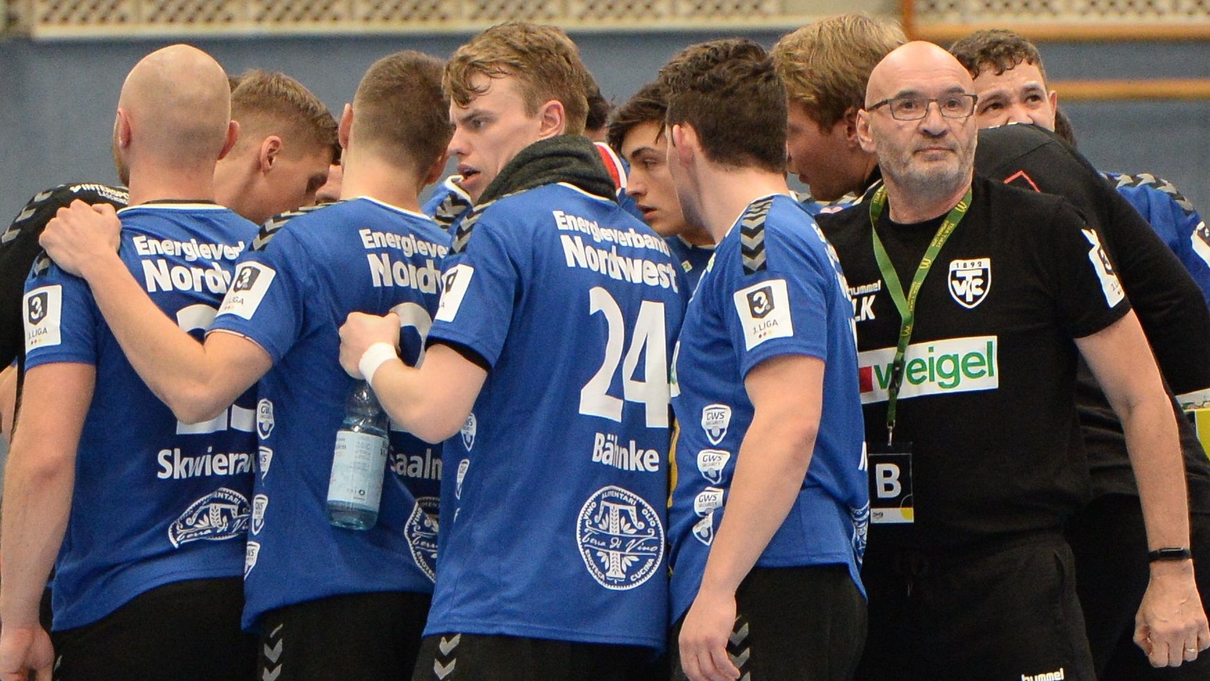 Die Blicke gehen in unterschiedliche Richtungen: Leszek Krowicki (rechts, im schwarzen T-Shirt) wird die TVC-Handballer in der nächsten Saison nicht mehr trainieren. Foto: Langosch