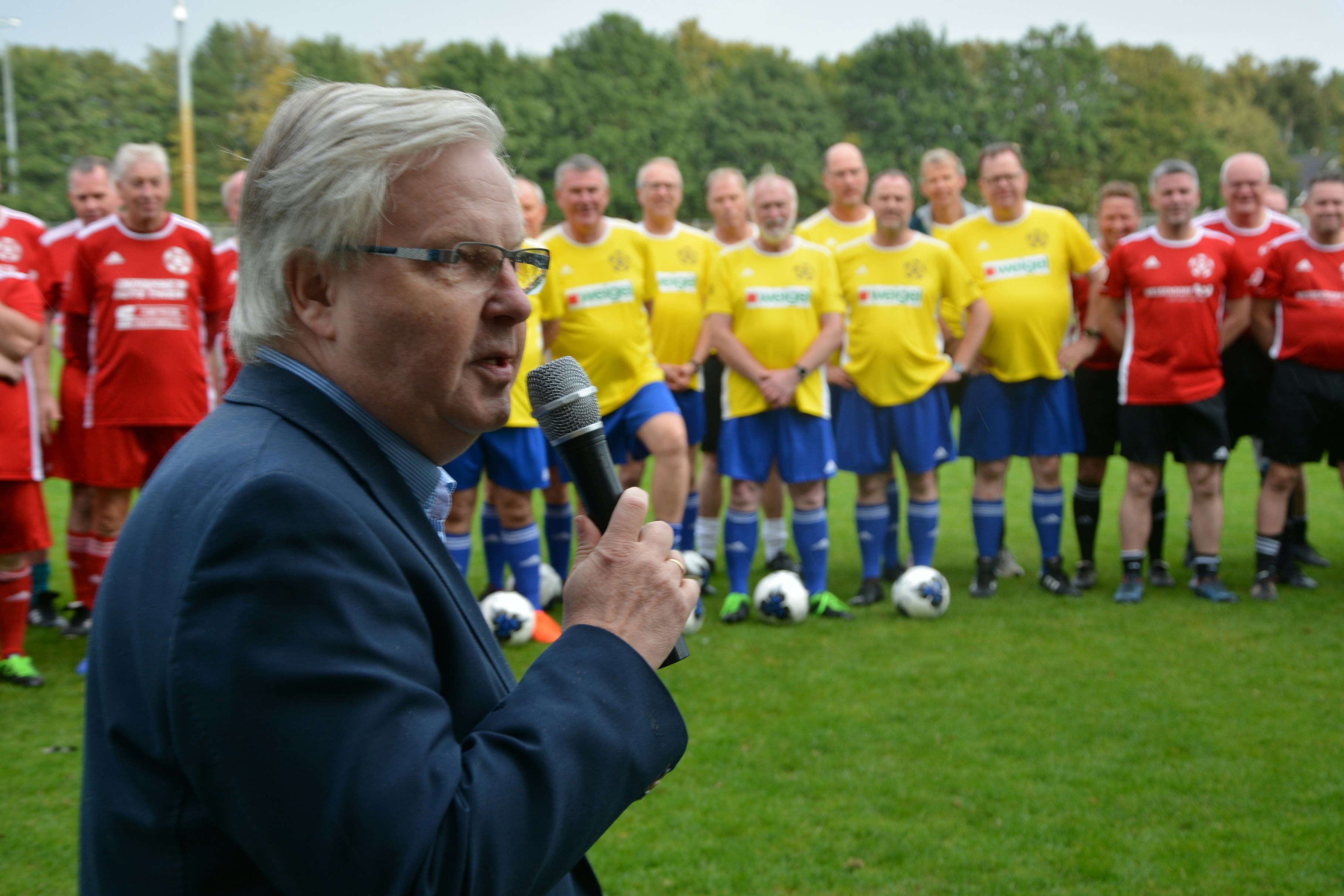 Beim Auftakt im vergangenen Jahr: Prof. Dr. Joachim Schrader begrüßt die Teilnehmer der Fußballstudie. Foto: Hermes