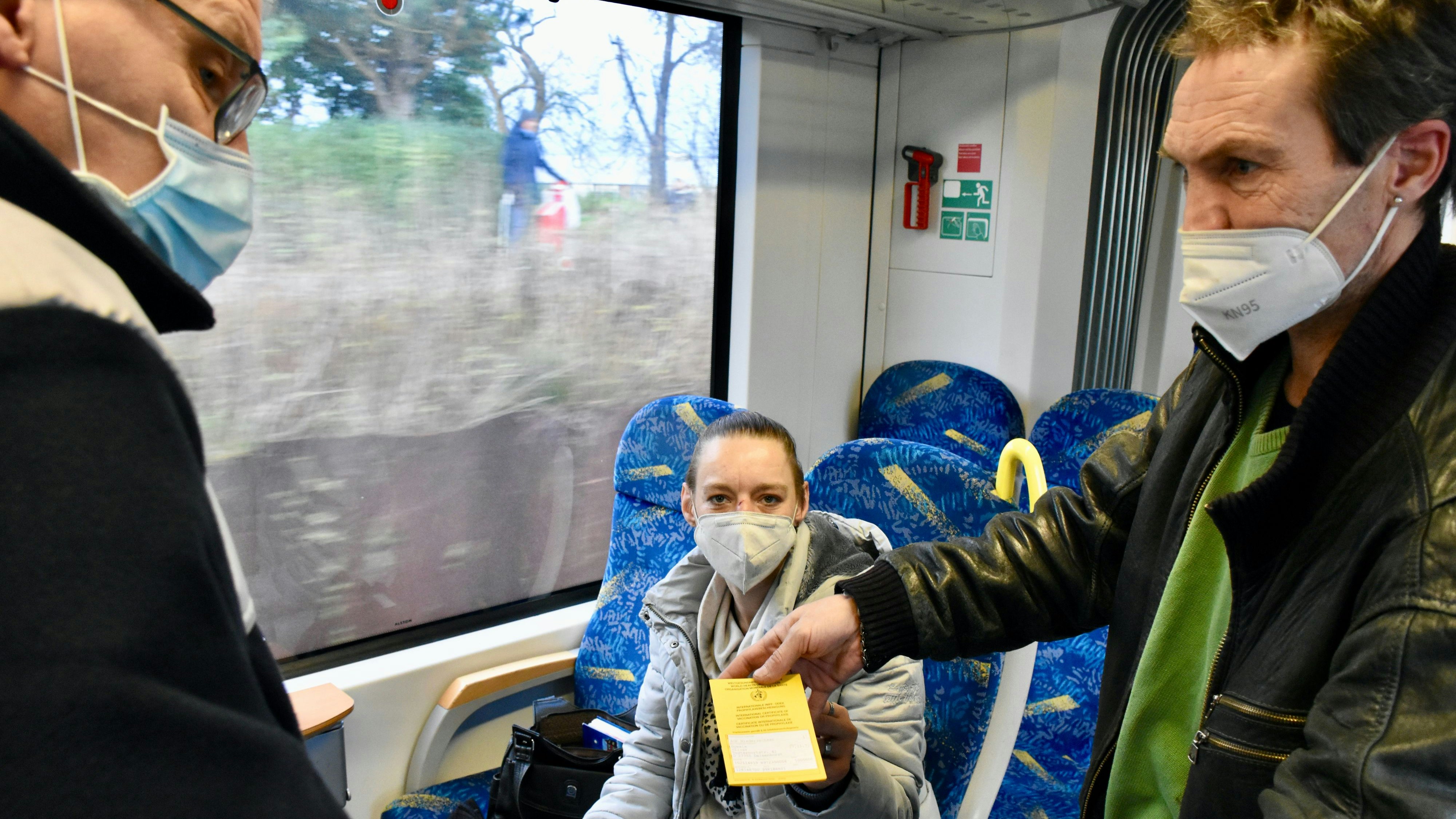 Kein Problem: Ein Zugbegleiter der Nordwestbahn kontrolliert die Impfnachweise von Rosemarie Tatje und Oliver Dymala. Foto: Berg