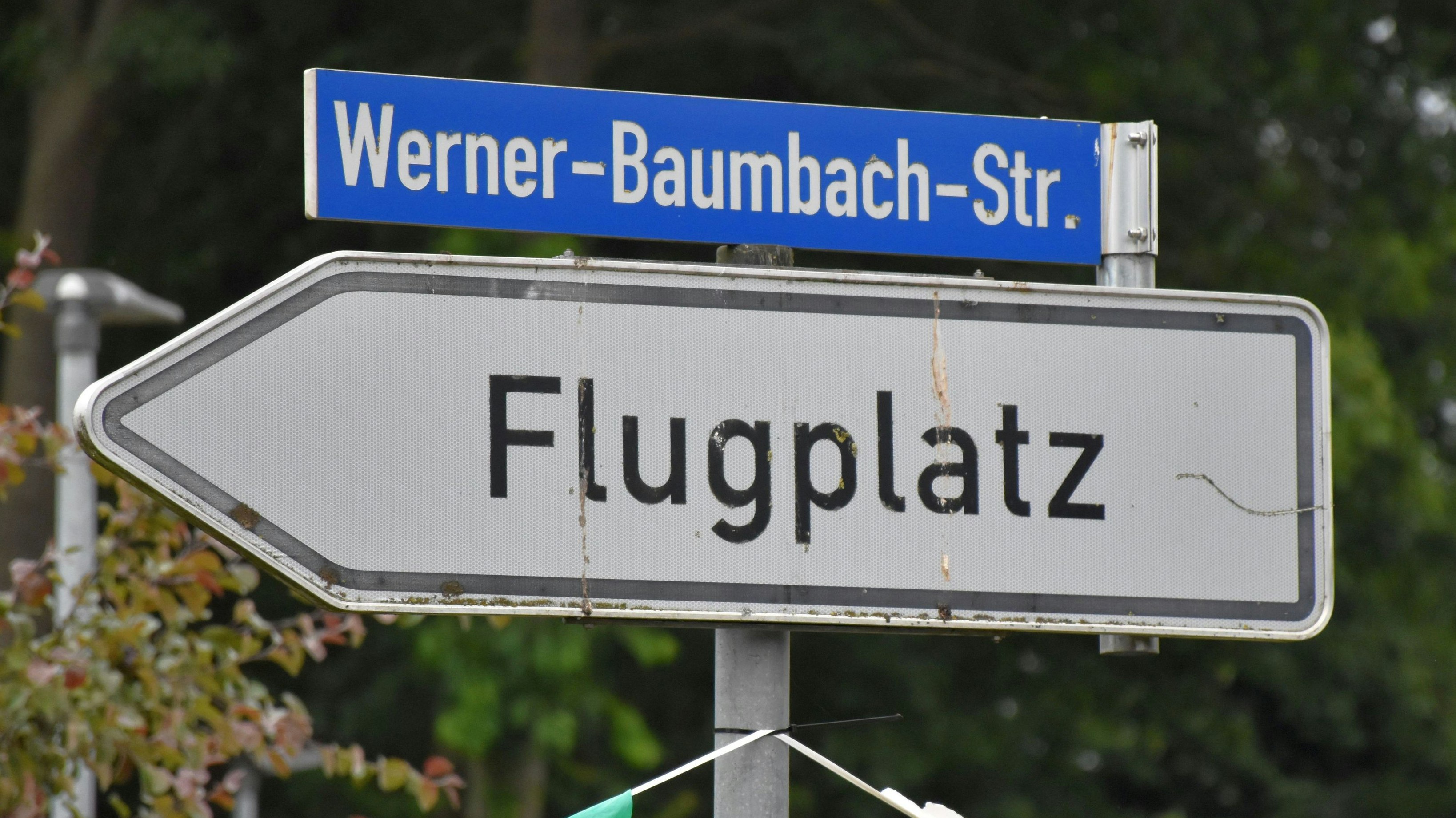 Die Werner-Baumbach-Straße, die zum ehemals militärisch genutzten Flugplatz in Varrelbusch führt, kommt wegen der NS-Vergangenheit ihres Namensgebers auf den Prüfstand. Foto: Berg