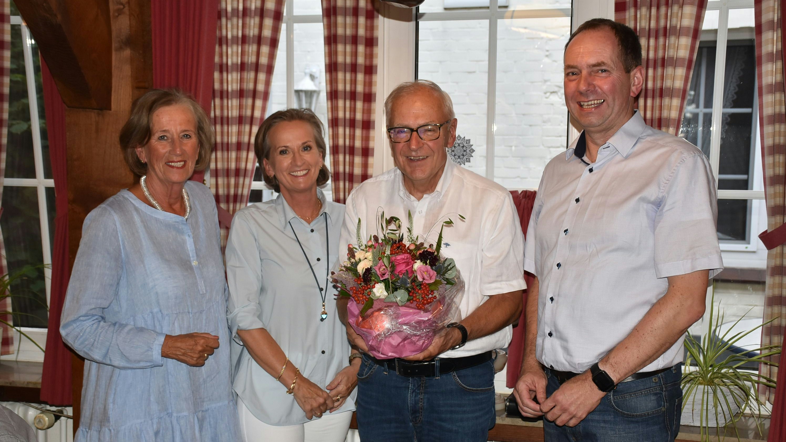 Lob: Hans-Georg Knappik (2. von rechts) hörte viele Dankesworte für seine geleistete Arbeit von (von links) den beiden Vorstandsmitgliedern Christine Grimme und Gudrun Arkenberg sowie Thorsten Diekmann. Foto: Lammert