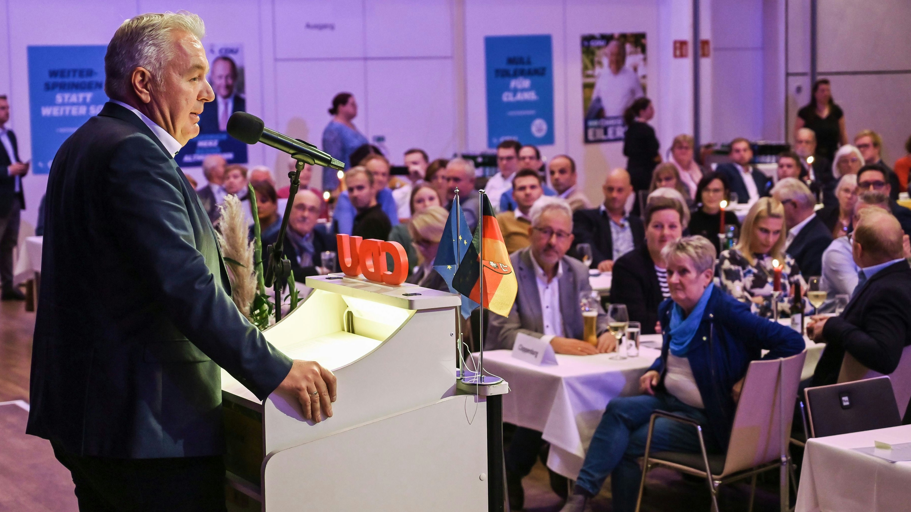 CDU-Kreisverband feiert Geburtstag: Vorsitzender Christoph Eilers begrüßte die Gäste in der Cloppenburger Stadthalle. Foto: Hermes