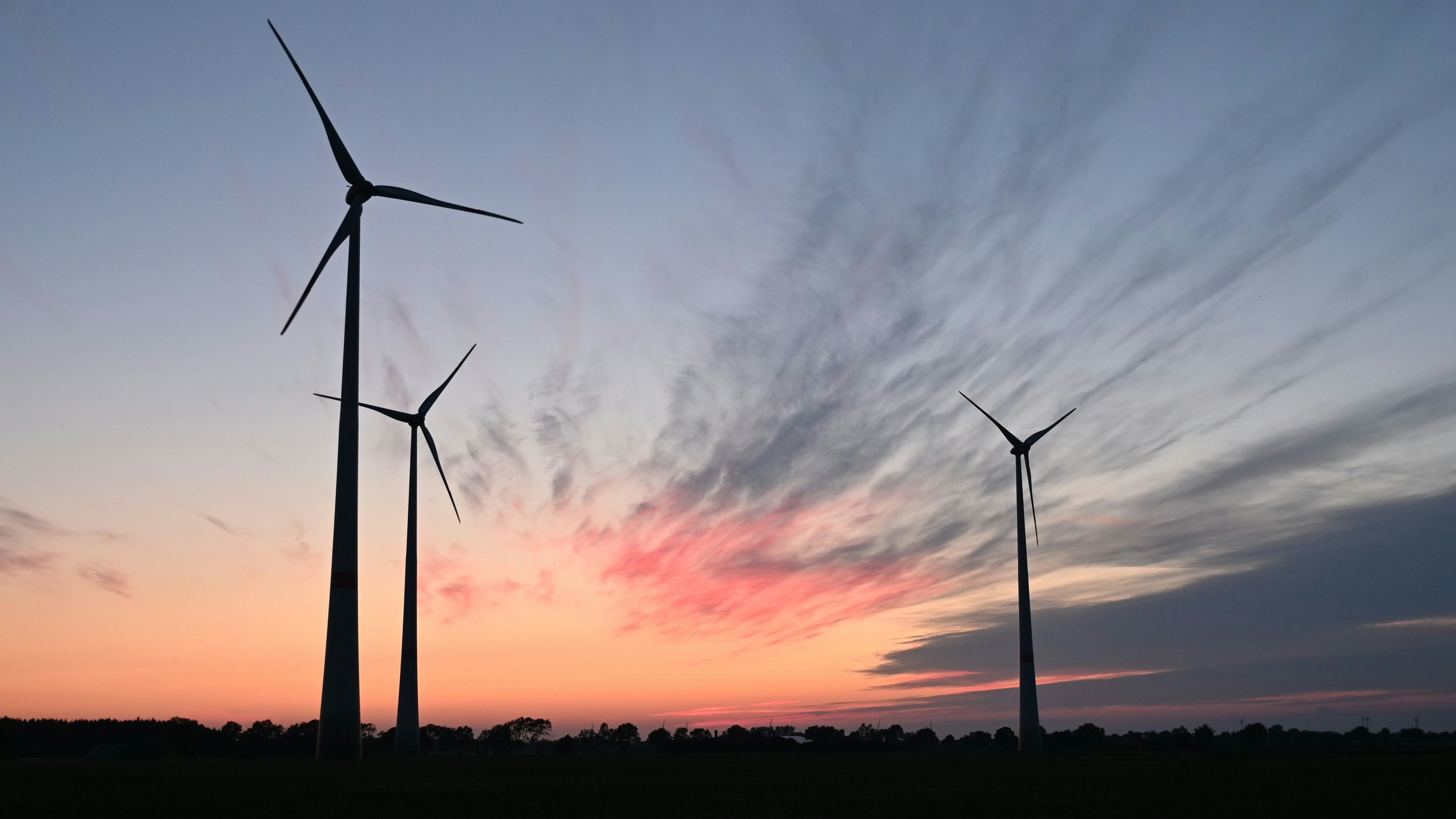 Erneuerbare Energien: Die Gemeinde Emstek prüft mögliche Flächen für Windkraft- und Solaranlagen. Symbolfoto: Hermes