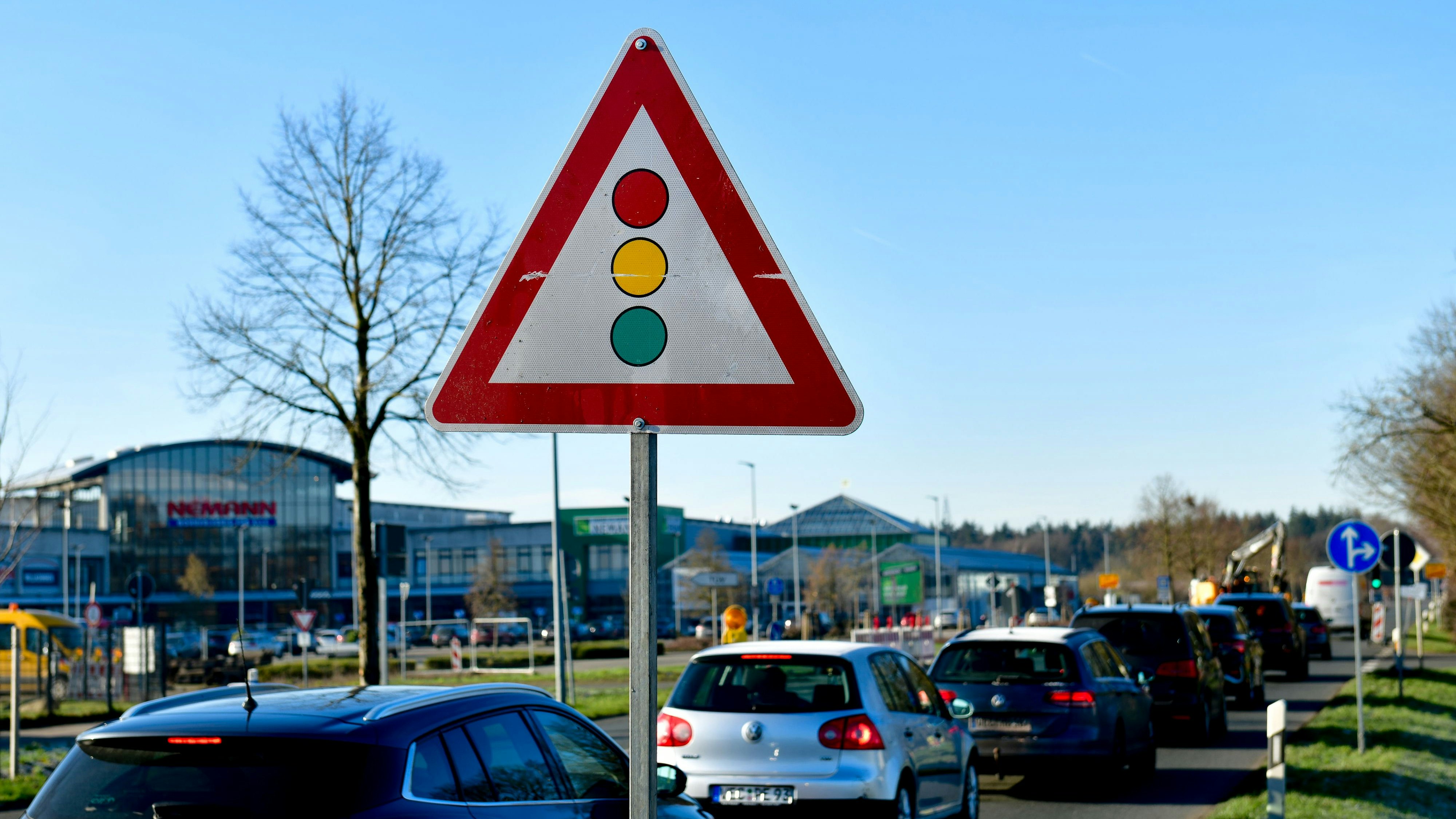 Baustelle: Die Stadt lässt die Kreuzung mit der Straßburger Straße komplett umbauen. Autofahrer müssen mit Verkehrsbehinderungen rechnen. Foto: Chowanietz