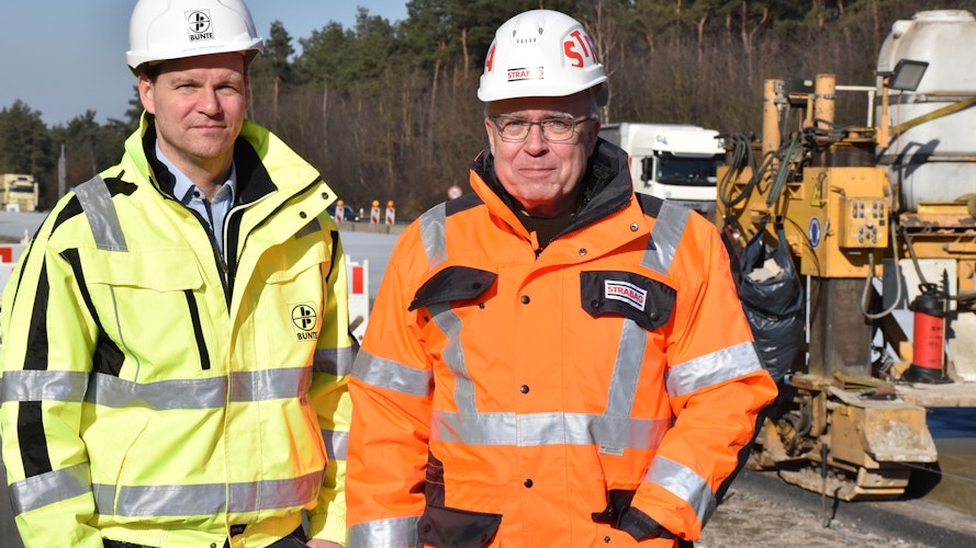 Die beiden Hauptverantwortlichen der mit dem Bau beauftragten Arbeitsgemeinschaft sind Projektleiter Jens Schulte (links) und sein Stellvertreter Lothar Biesenbaum.  Foto: Berg