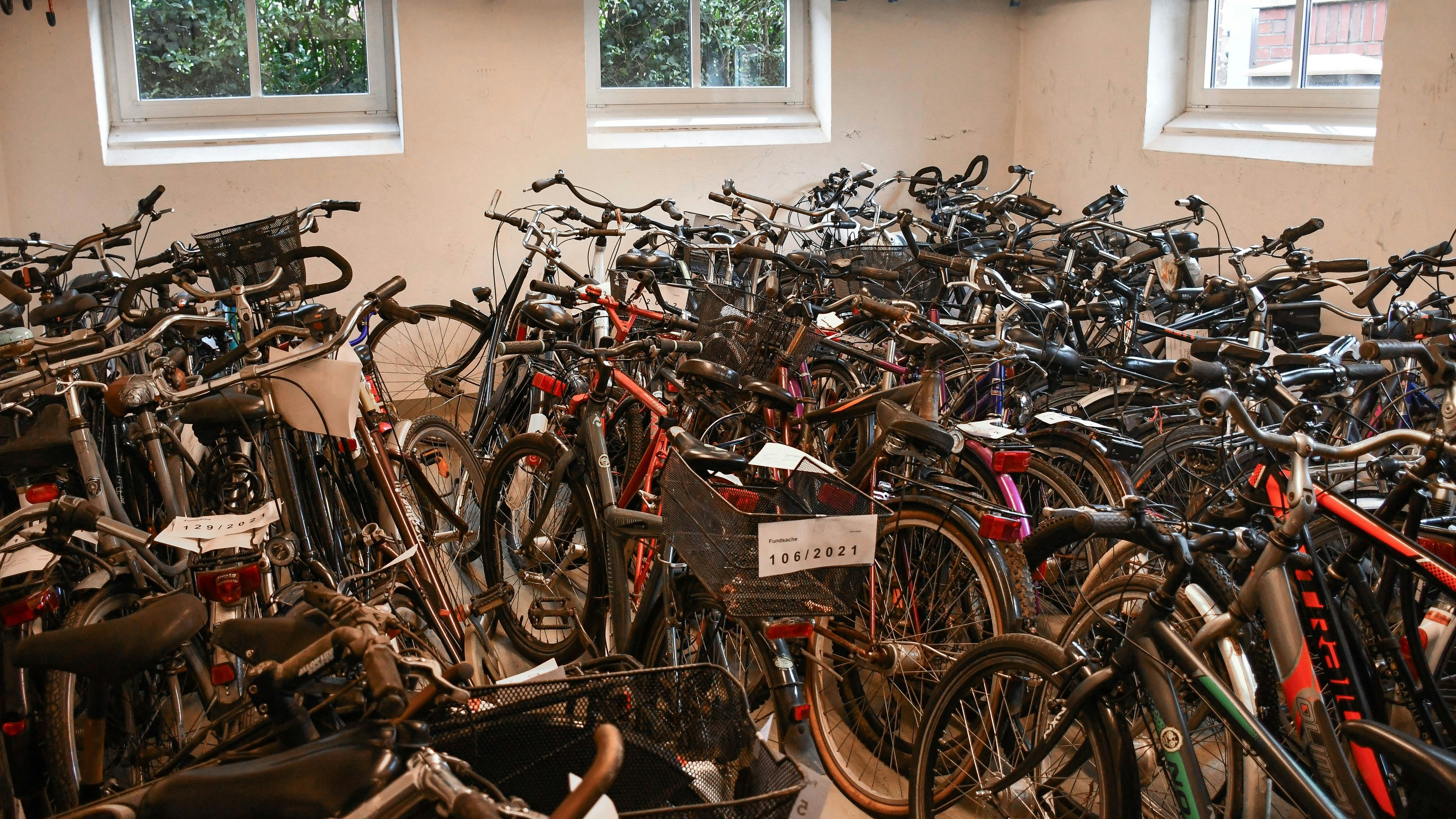 Fahrräder ohne Ende: Drahtesel, häufig noch in sehr gutem Zustand, machen einen großen Teil der Fundsachen aus. Foto: Stadt Cloppenburg