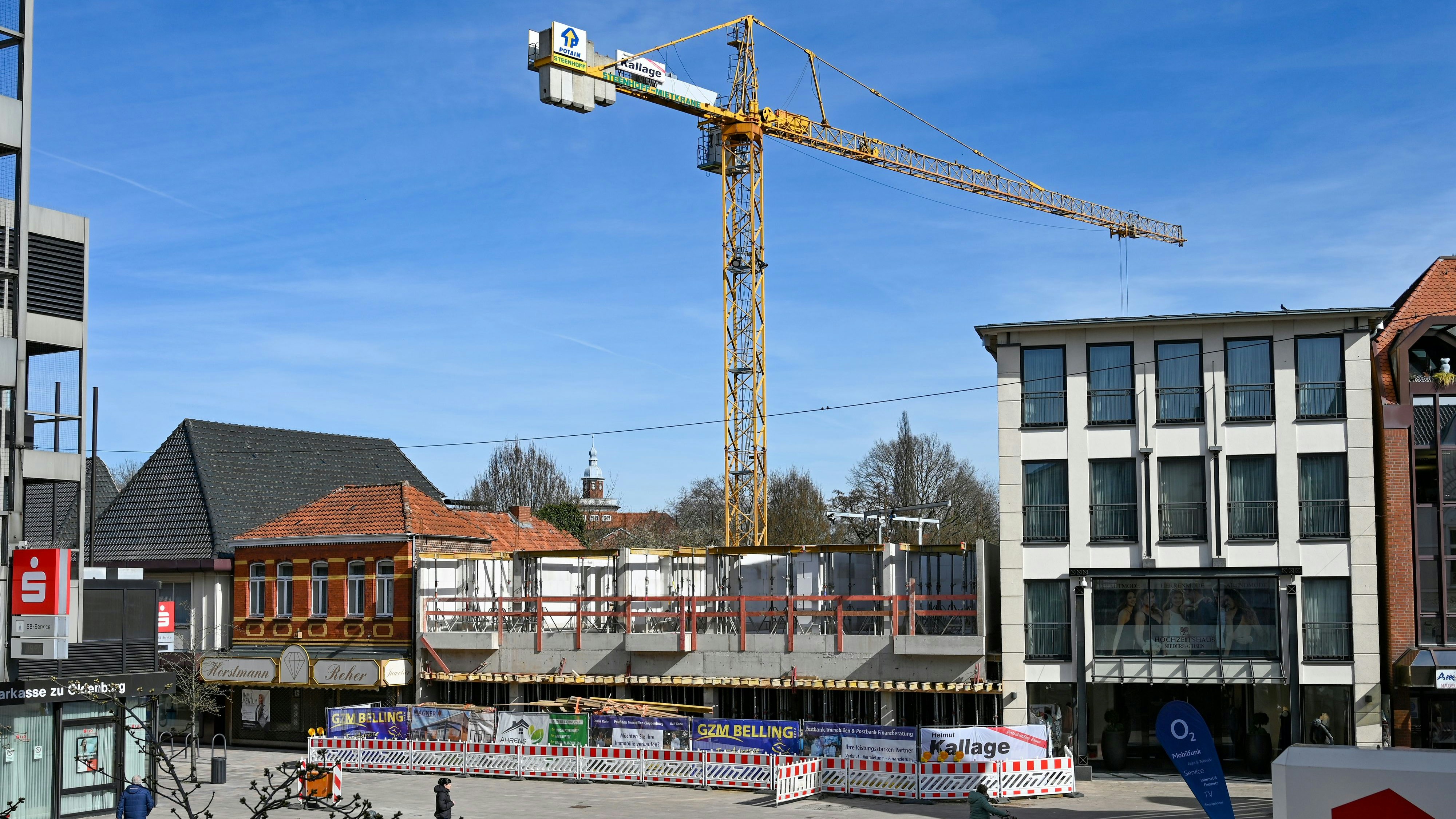 Baufortschritt: In der Stadtmitte entsteht ein Wohn- und Geschäftshaus. Foto: Hermes