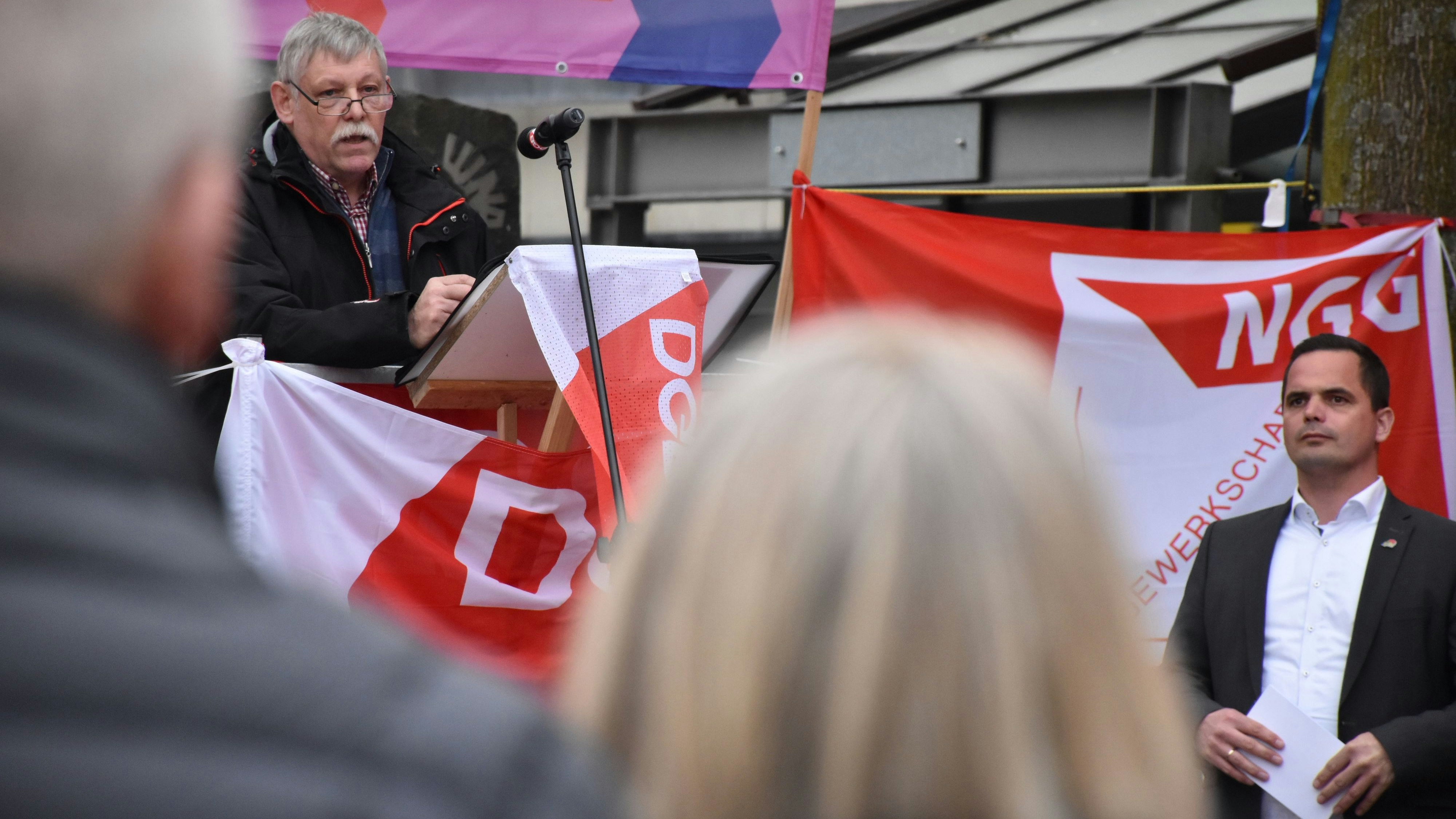 Waren sich in ihren Worten für Frieden und gegen Hass weitgehend einig: DGB-Kreisvorsitzender Franz-Josef von Döllen (links) und Vechtas Bürgermeister Kristian Kater. Foto: Berg