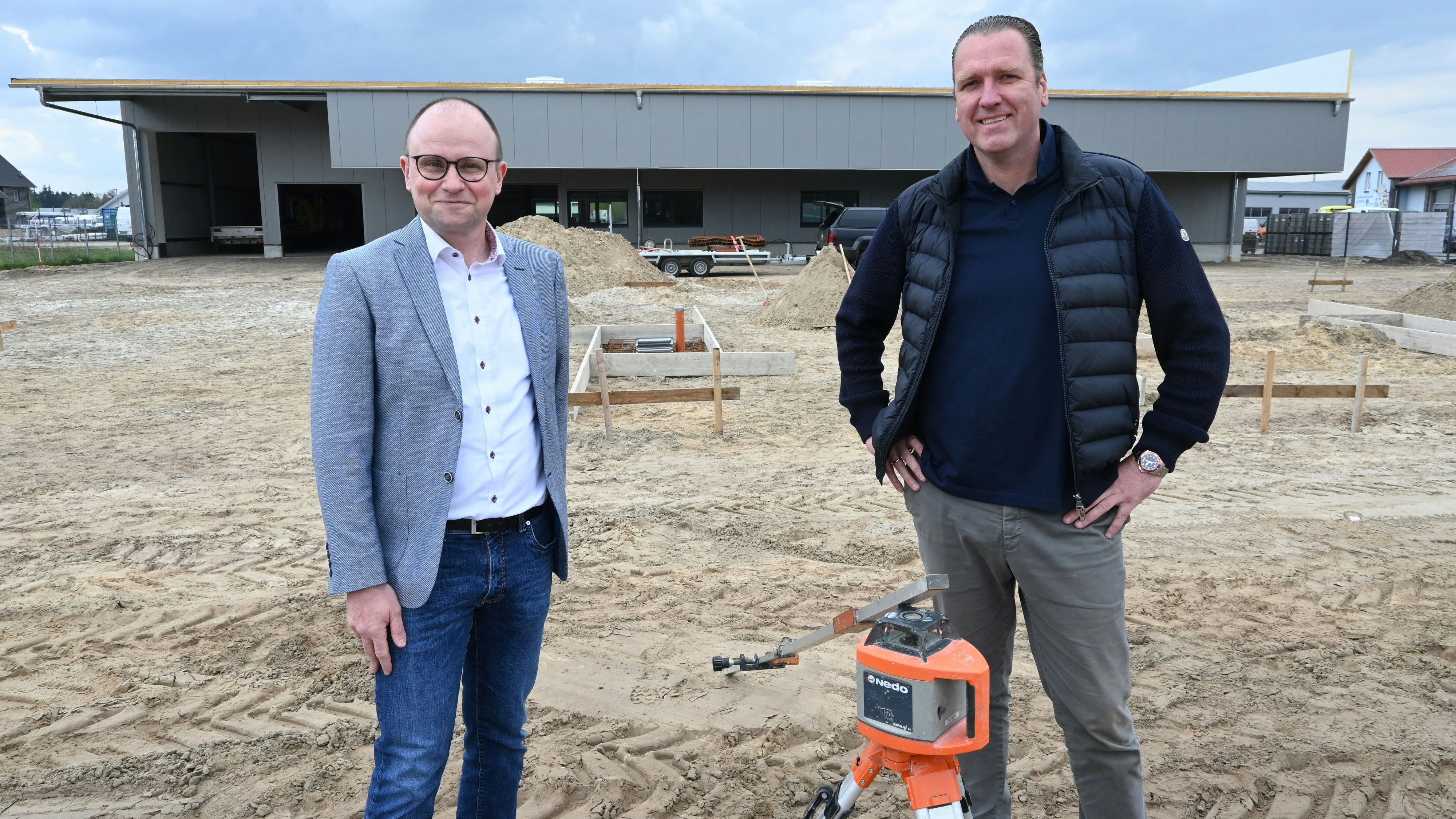 Auf der Baustelle: Bauherr Marco Behrens (rechts) zeigte Garrels Bürgermeister Thomas Höffmann den Baufortschritt. Foto: Vorwerk