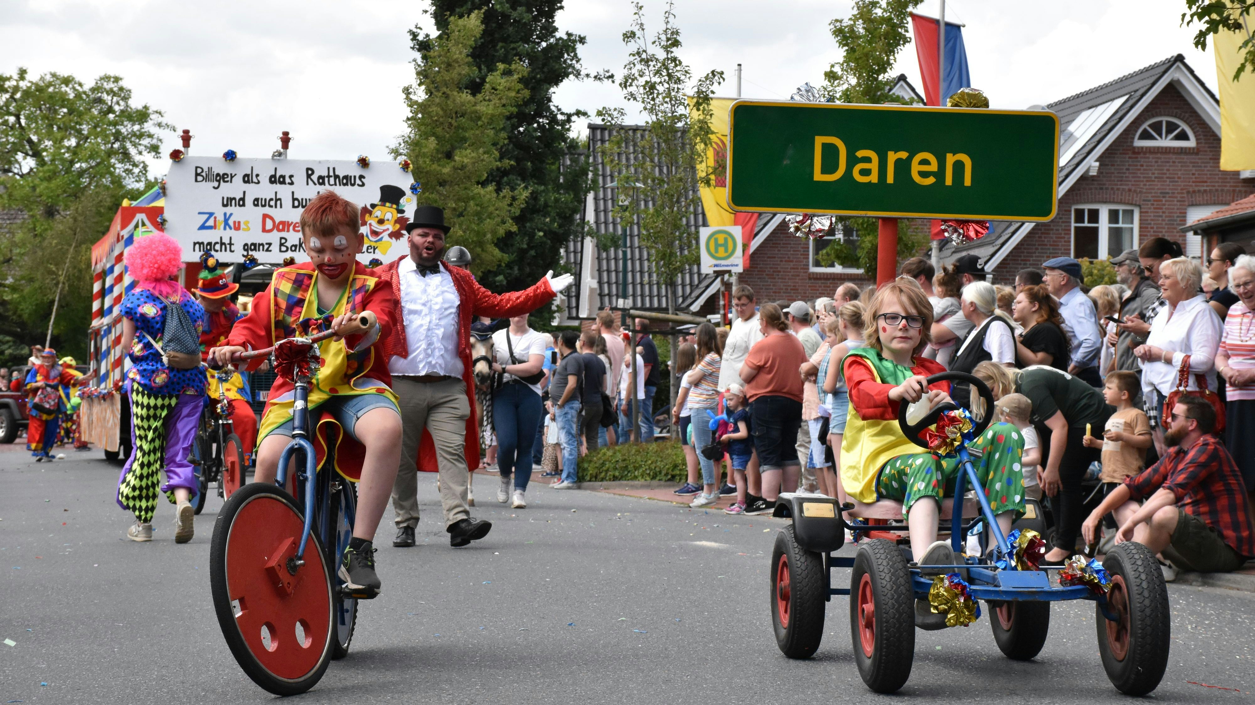 Die Bauerschaft Daren präsentierte sich auf dem Bakumer Volksfest als großer Zirkus mit Clowns und Artisten. Foto: Berg