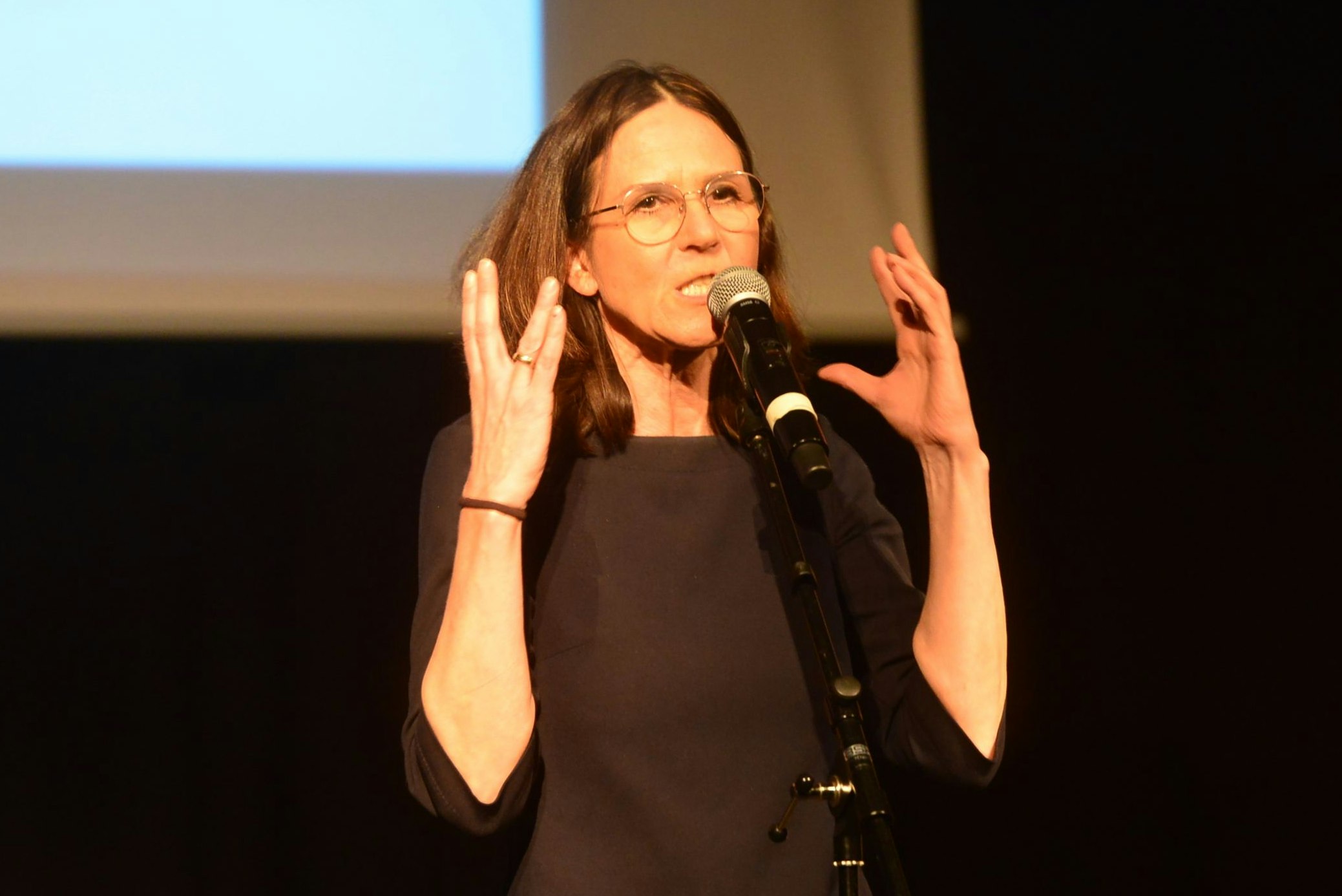 Theresa Sperling gilt als virtuose Sprachkünstlerin mit emotionalen Texten und sorgte auch beim 5. VHS-Poetry-Slam im Kulturbahnhof Cloppenburg für Begeisterung. Foto: Heidkamp