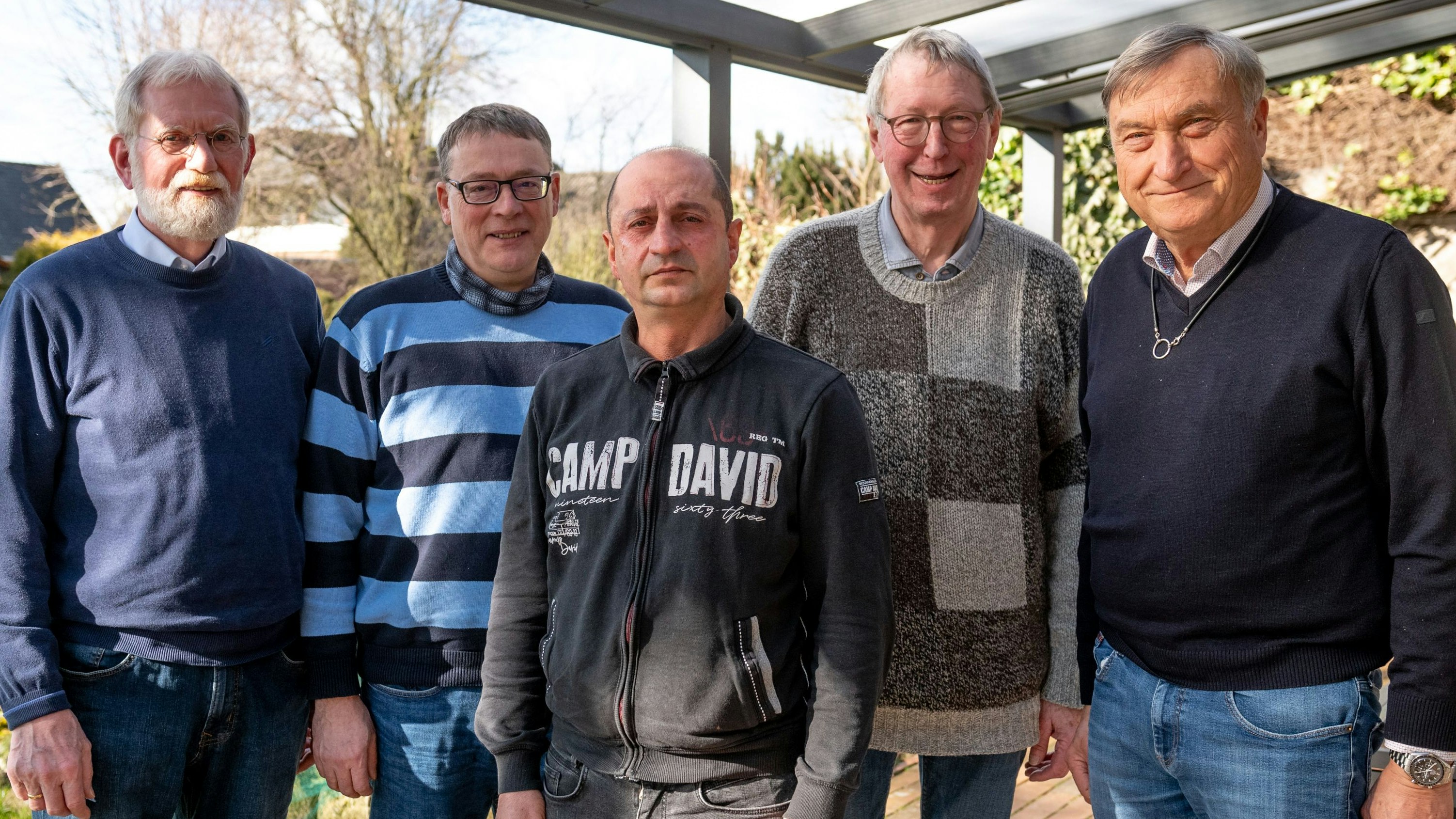 Optimistische Unterstützer: (von links) Franz-Josef Lamping und Karl-Heinz Knake mit Mores Aad sowie Johannes Bartels und Horst Reysen. Foto: Chowanietz