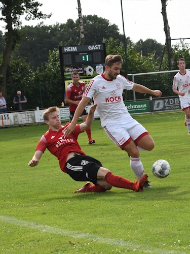 Fußspitze voraus: Im Hinspiel gewannen Molbergens Fußballer (rotes Trikot) beim SV Thüle mit 2:0-Toren. Foto: Wulfers