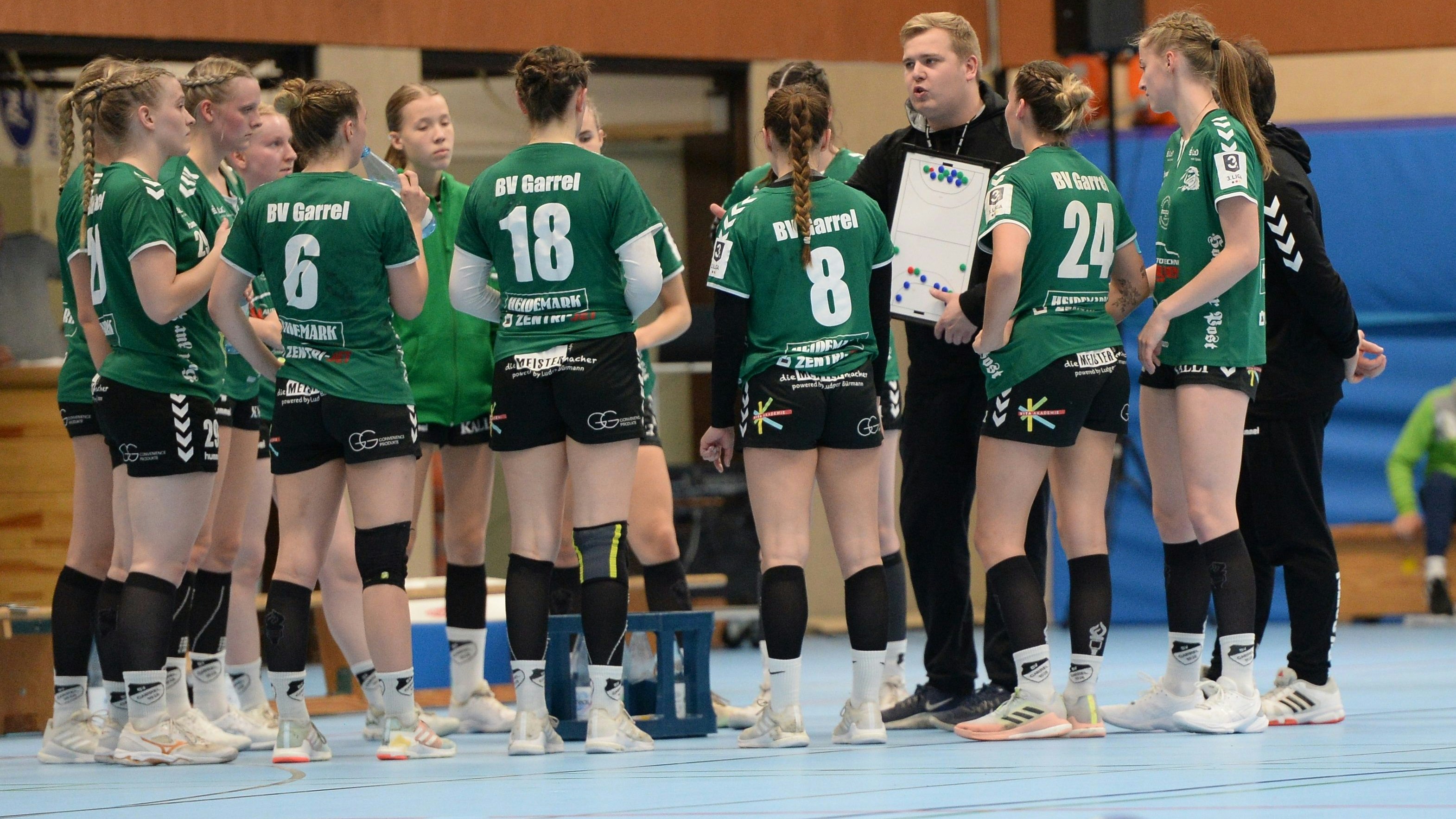 Entscheidungen gefällt: Die Handballerinnen des BV Garrel verzichten auf die Aufstiegsrunde und den Ligapokal. Außerdem wird Jonas Kettmann (Dritter von rechts) auch in der kommenden Saison die Mannschaft trainieren. Foto: Langosch