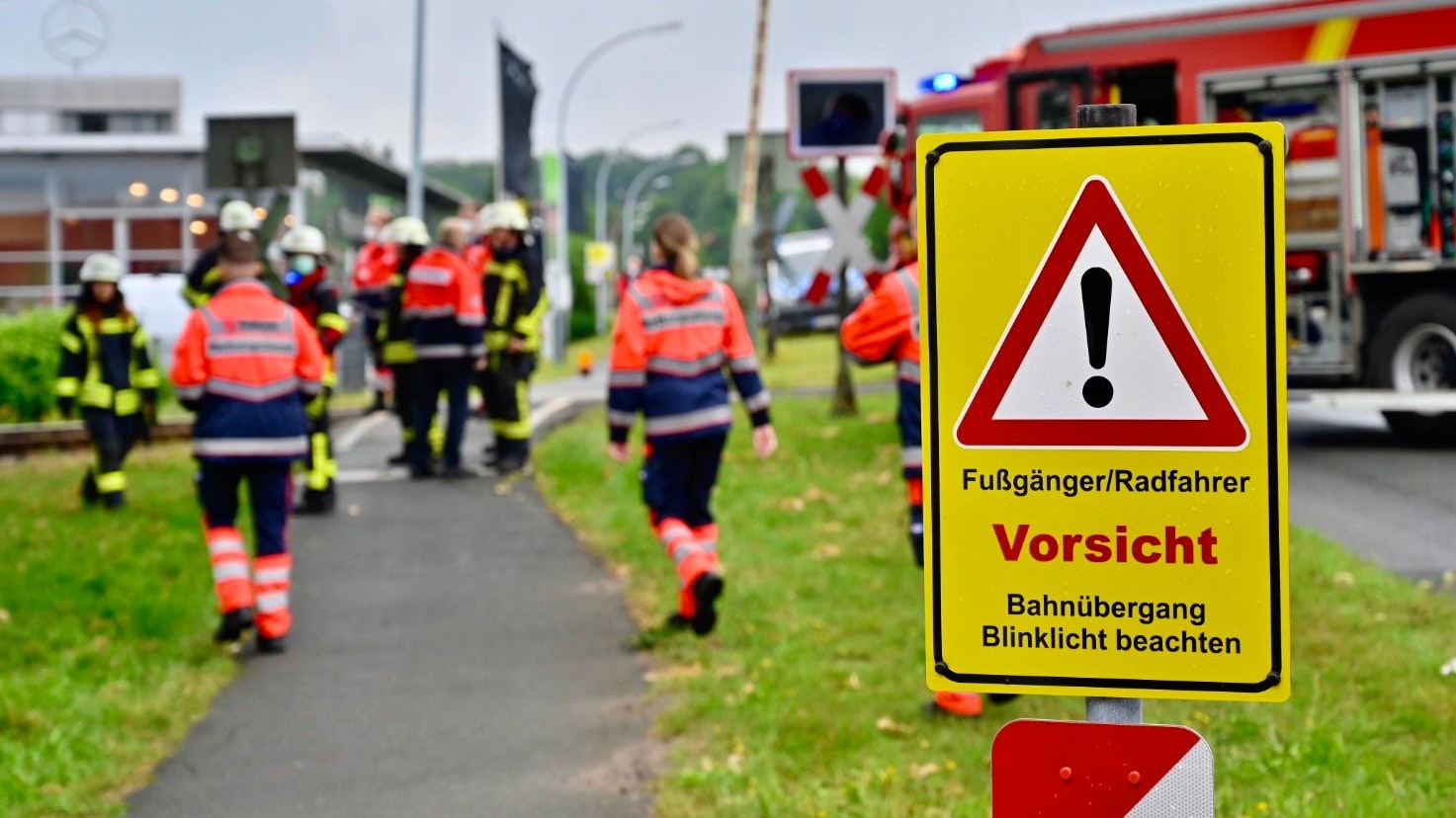 Warnschilder am Radweg: installiert von der Stadt Vechta, nicht von der Bahn. Foto: M. Niehues
