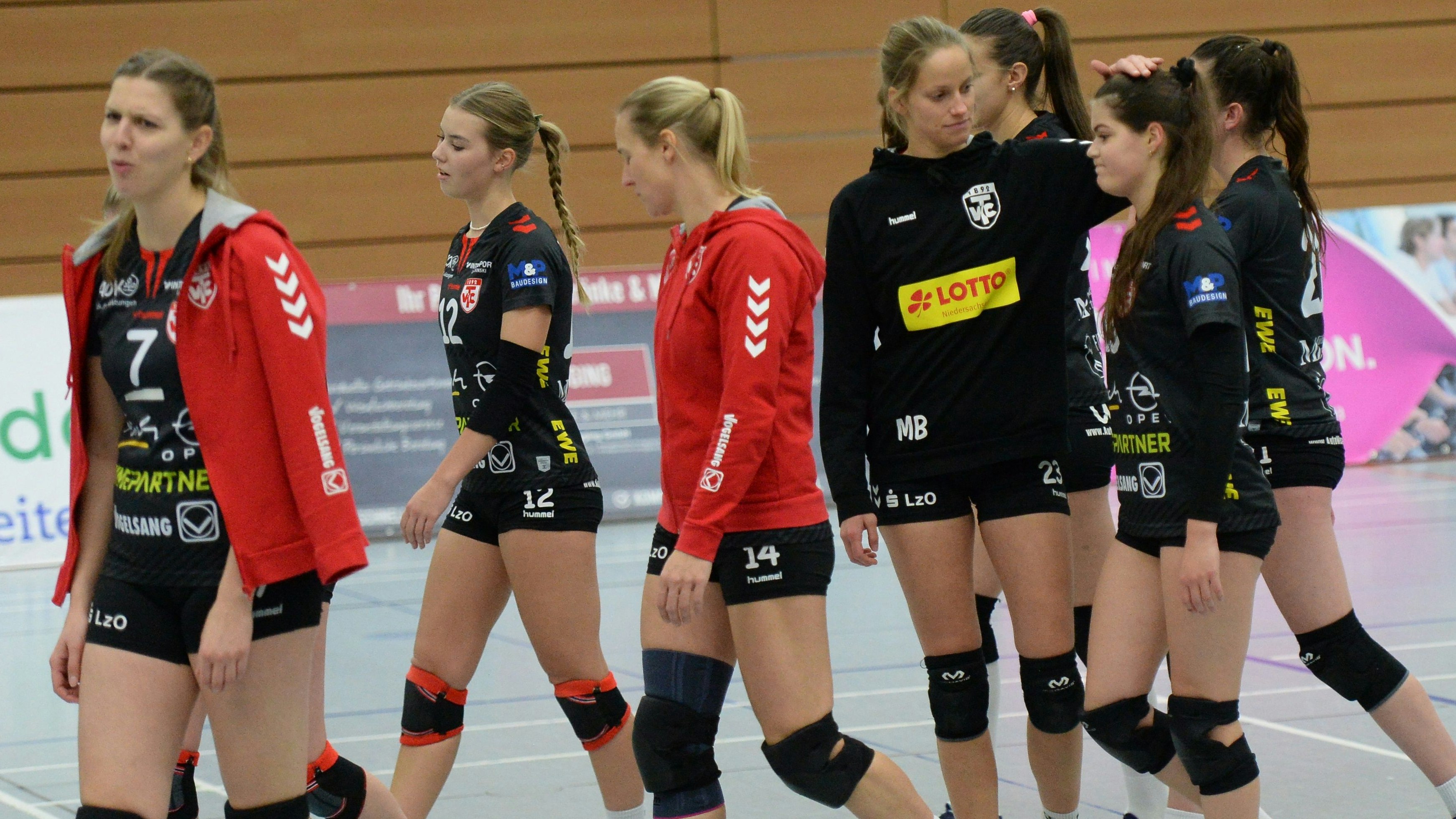 Der pure Frust: Trotz großen Kampfes verloren die Volleyballfrauen des TVC gegen den FCJ Köln II mit 2:3. Die positive Überraschung war Mariia Petrenko (2. von rechts). Foto: Langosch