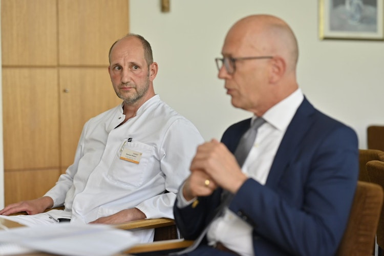 Teamplayer: Gustav Peters (links, hier mit Ulrich Pelster) hat konkrete Wünsche an den neuen Geschäftsführer.  Foto: Niehues