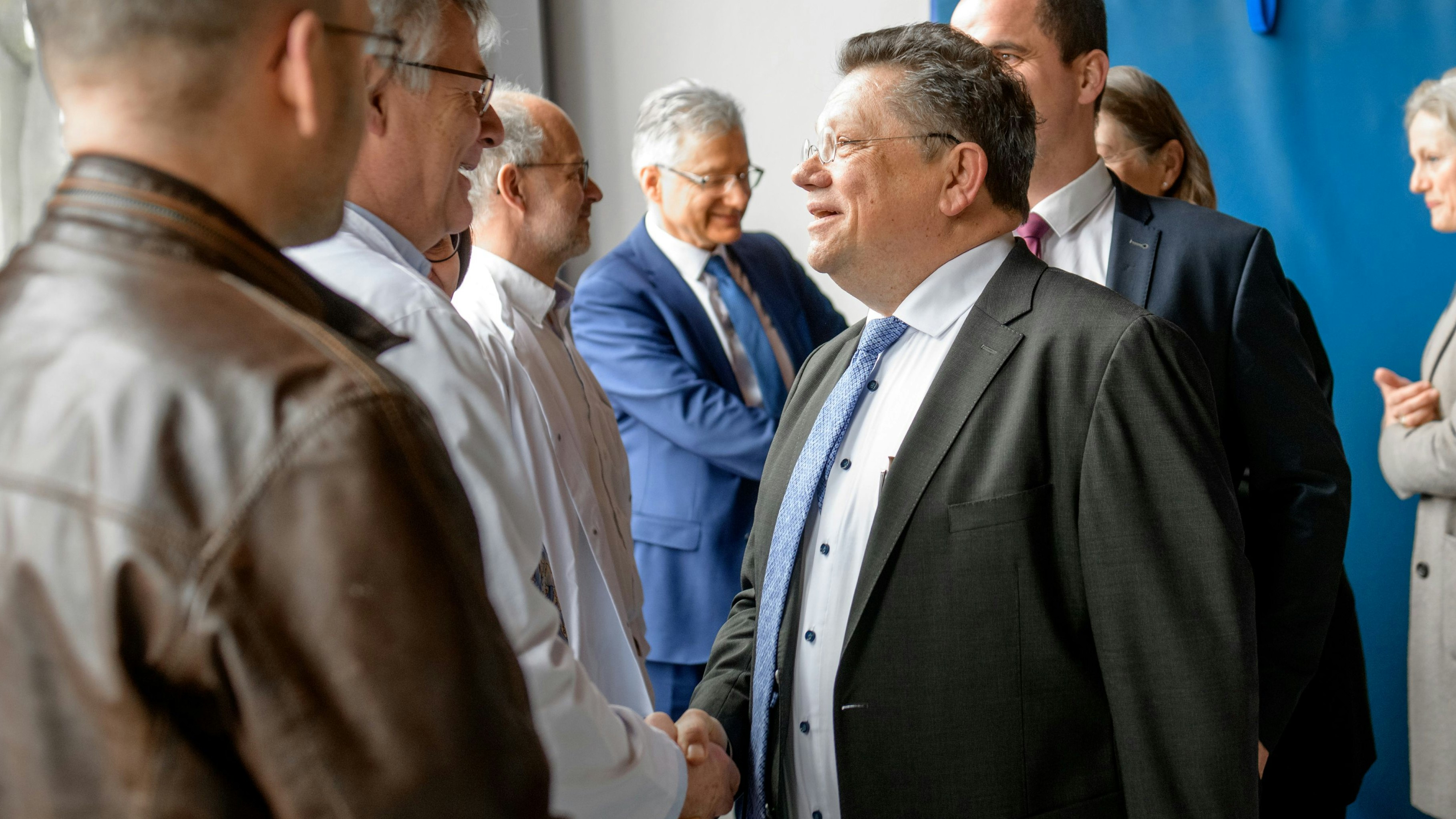 Treffen mit den Ärzten der Kinderklinik: Niedersachsens Gesundheitsminister Andreas Philippi (Mitte) nahm sich bei seinem ersten Besuch in Vechta viel Zeit. Foto: Chowanietz