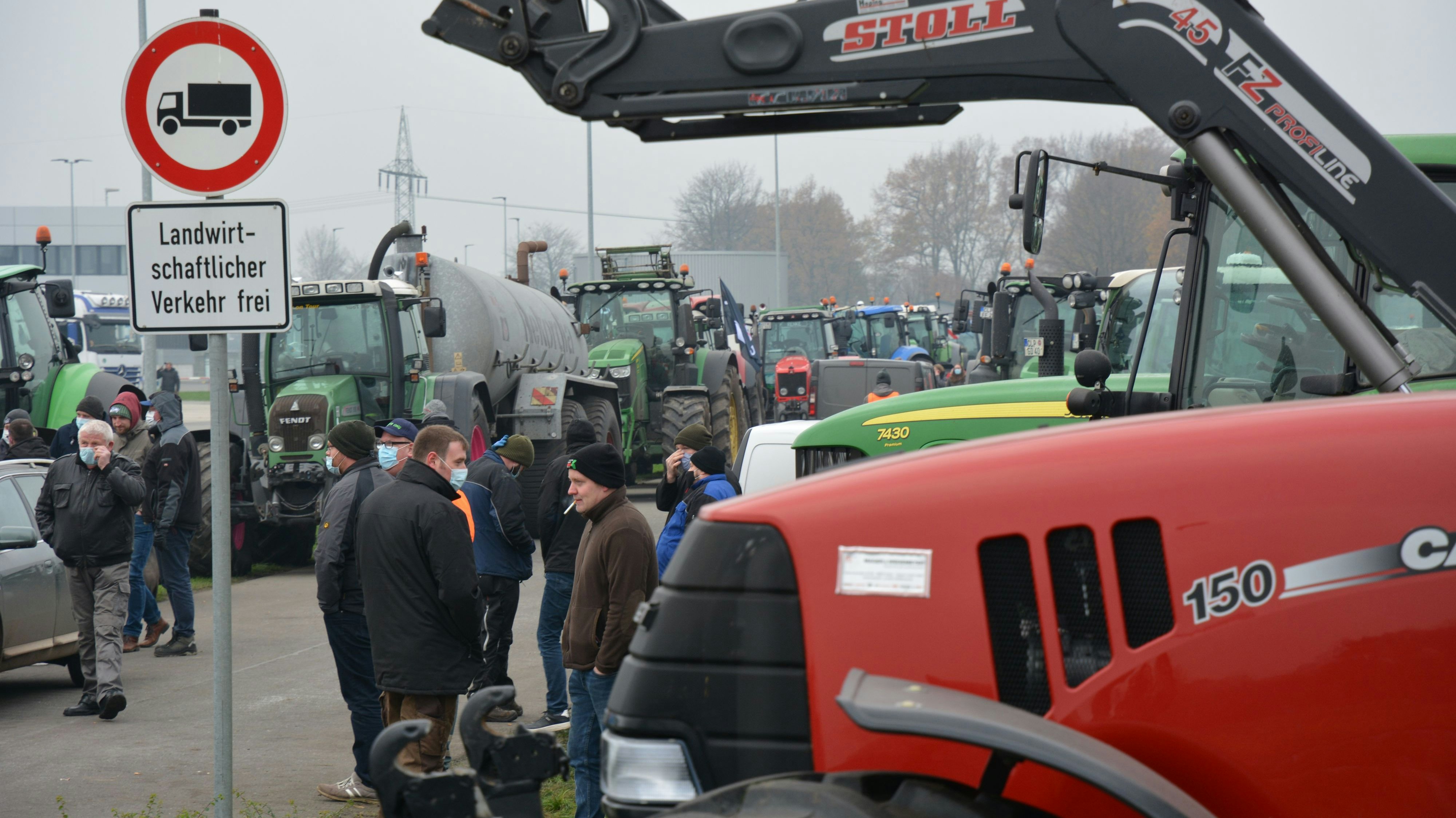Protest in Cloppenburg: Die Landwirte fordern ein Gespräch mit dem Geschäftsführer des Lebensmittel-Discounters. Foto: Hermes