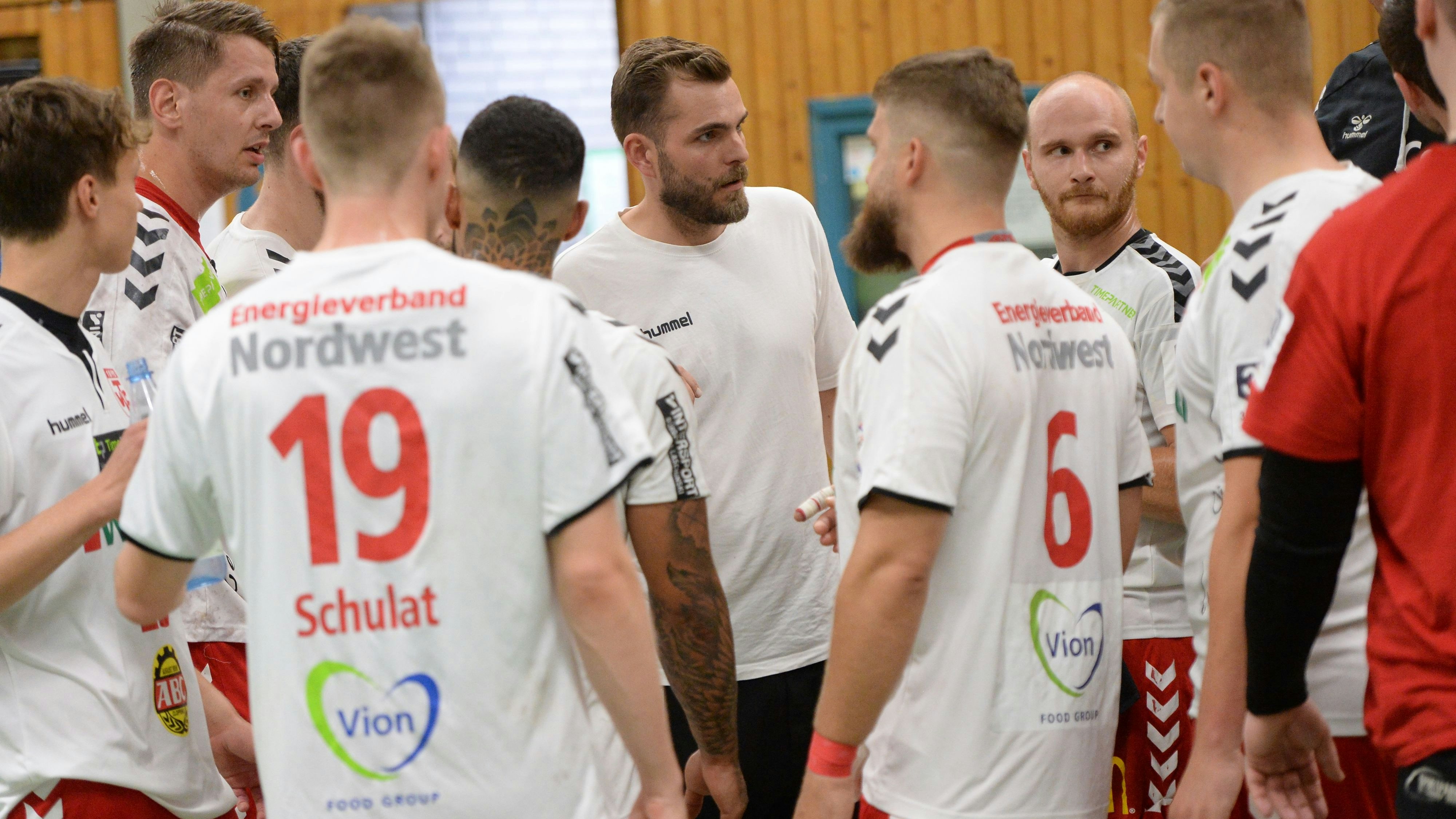 Einstimmen auf das erste Spiel: TVC-Coach Janik Köhler (Mitte) gastiert mit seinem Team heute beim VfL Fredenbeck. Langosch