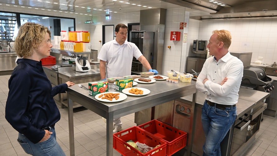 Die Geschäftführer Dr. Herbert Paschertz (rechts) und Andrea Rausch zeigen gemeinsam mit Marius Hansen aus der Produktentwicklung eine kleine Auswahl an Speisen aus dem eigenen Haus. Foto: Vorwerk