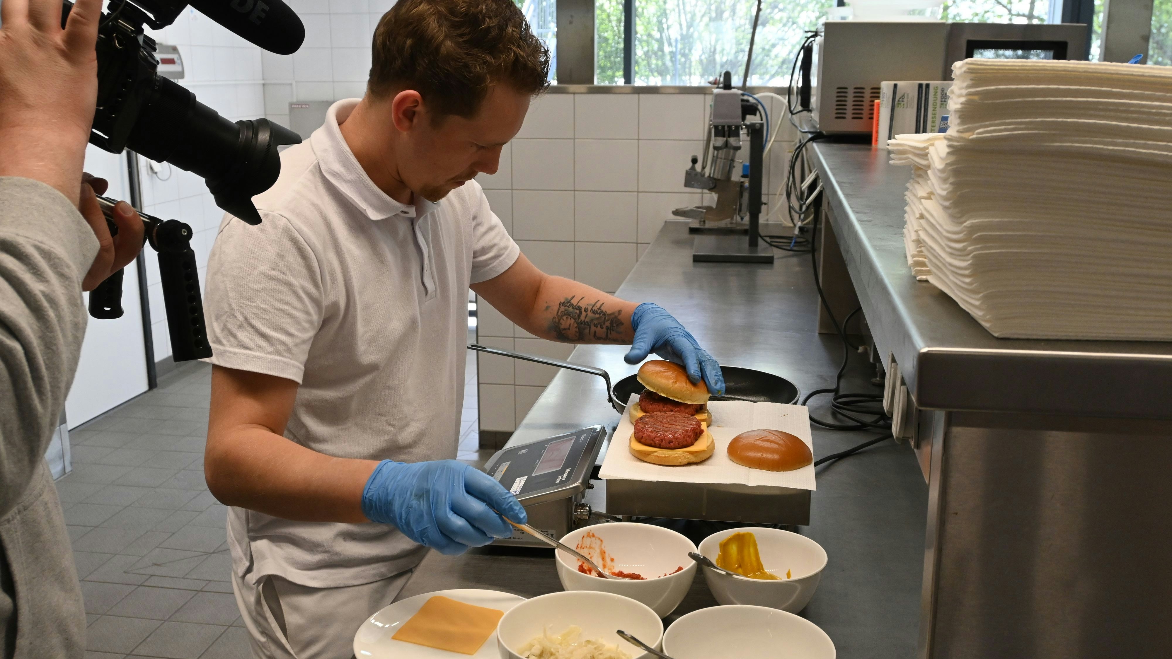 Auf der Waage zubereitet: Maik Horn richtet einen Burger mit einem Patty nach Rindfleischart an.&nbsp; &nbsp;Foto: Vorwerk