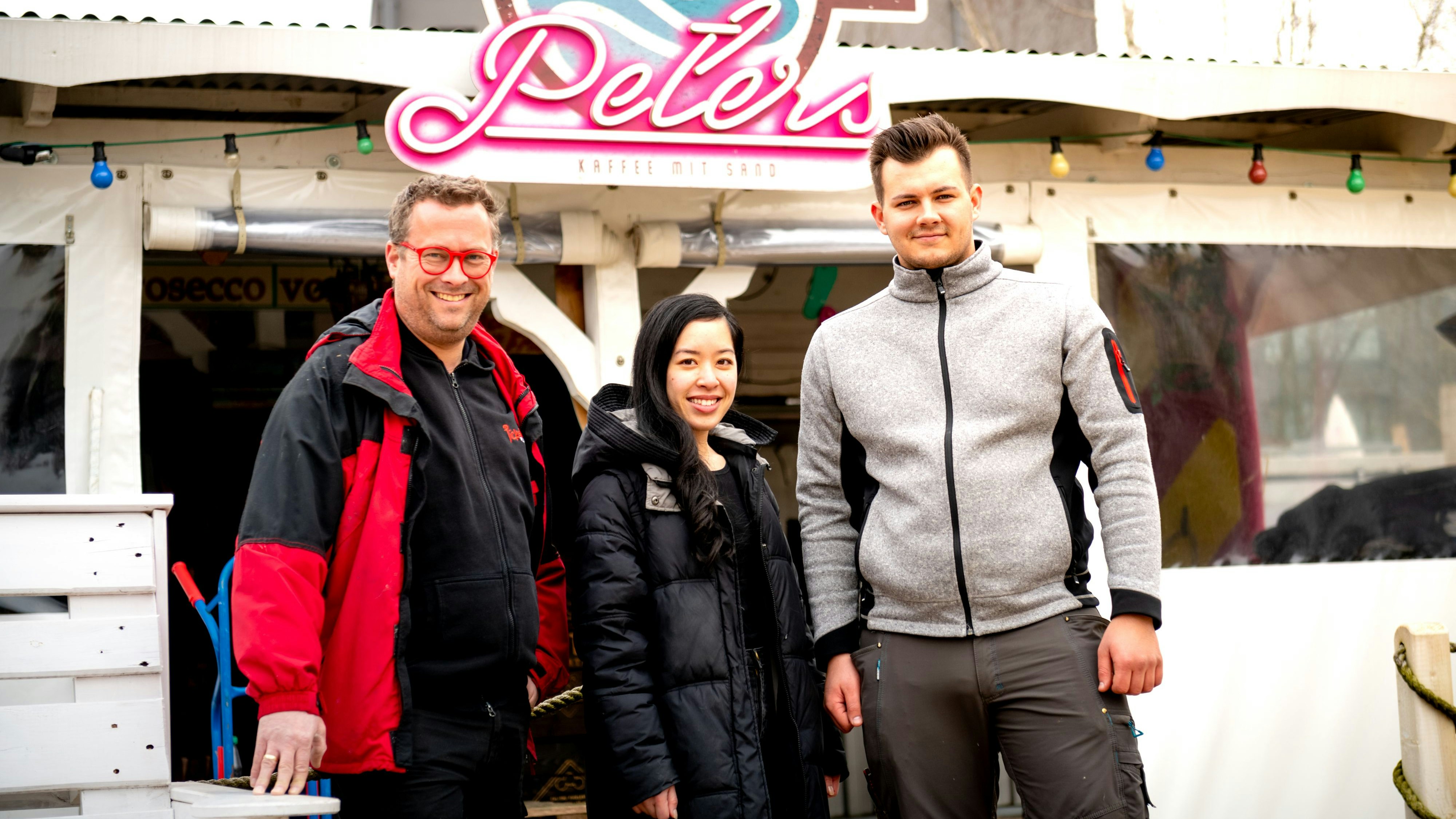 Betreiberwechsel: (von links) Stefan Surmann und die neue Beachbar-Chefin Trang Dinh übernehmen den Standort von Peter Stratmann. Foto: Chowanietz