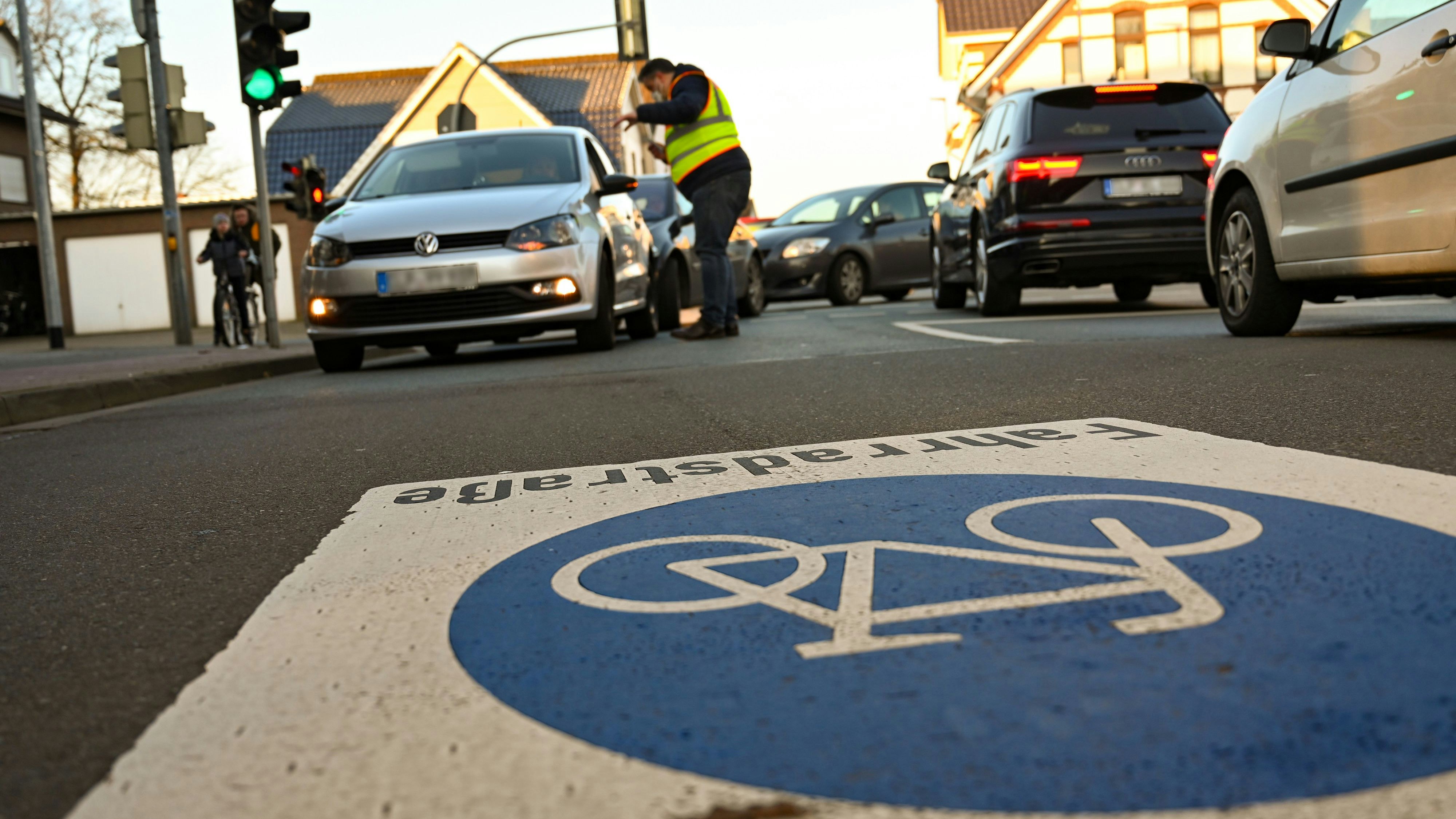 Sogenannte Fahrradstraße: Nach wie vor müssen sich Radfahrer die Kirchhofstraße zu oft mit Autos teilen. Archivfoto: Hermes