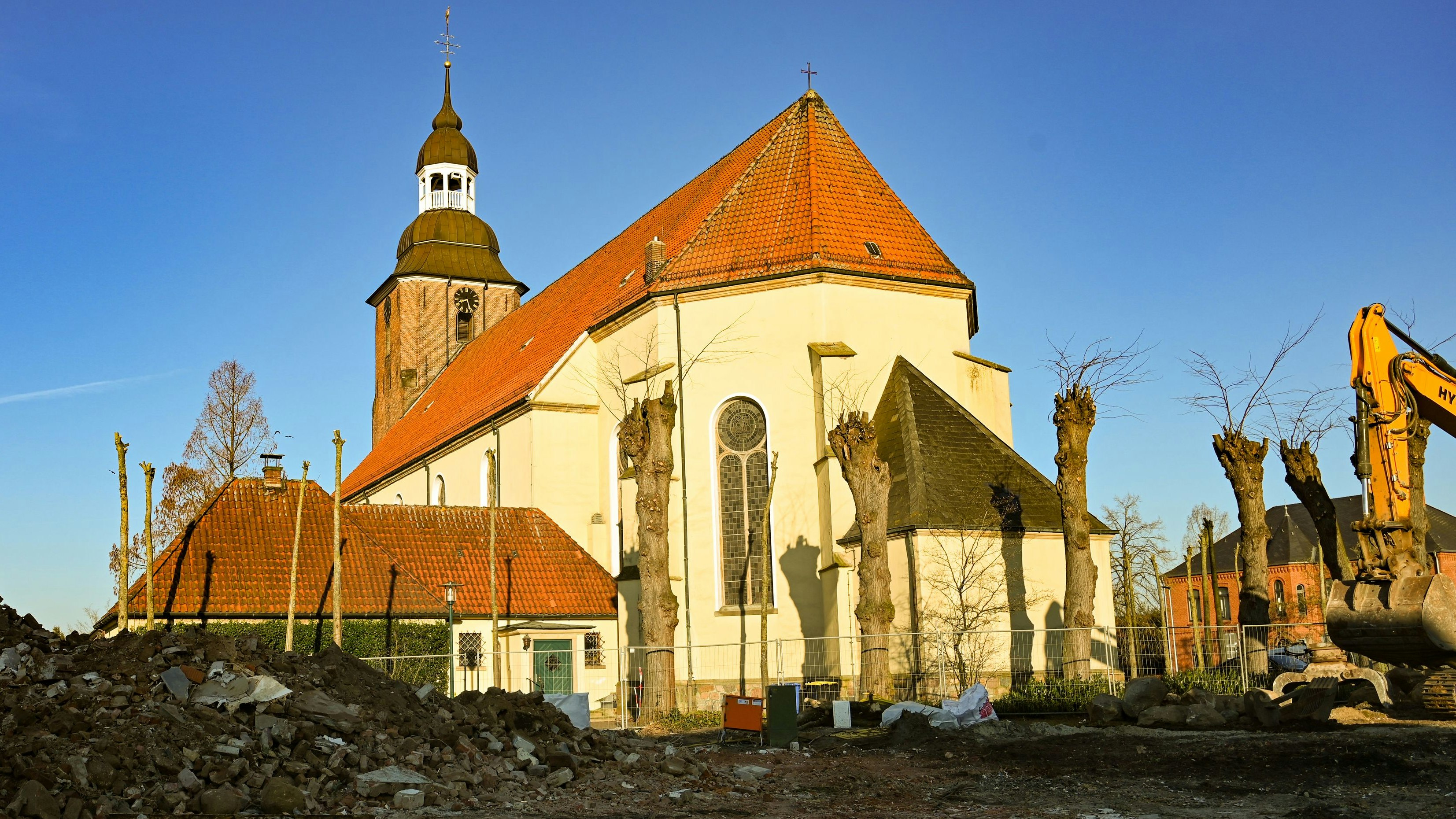 Bauarbeiten: Die Fläche rund um die St.-Andreas-Kirche wird umgestaltet.&nbsp; &nbsp;Foto: Hermes