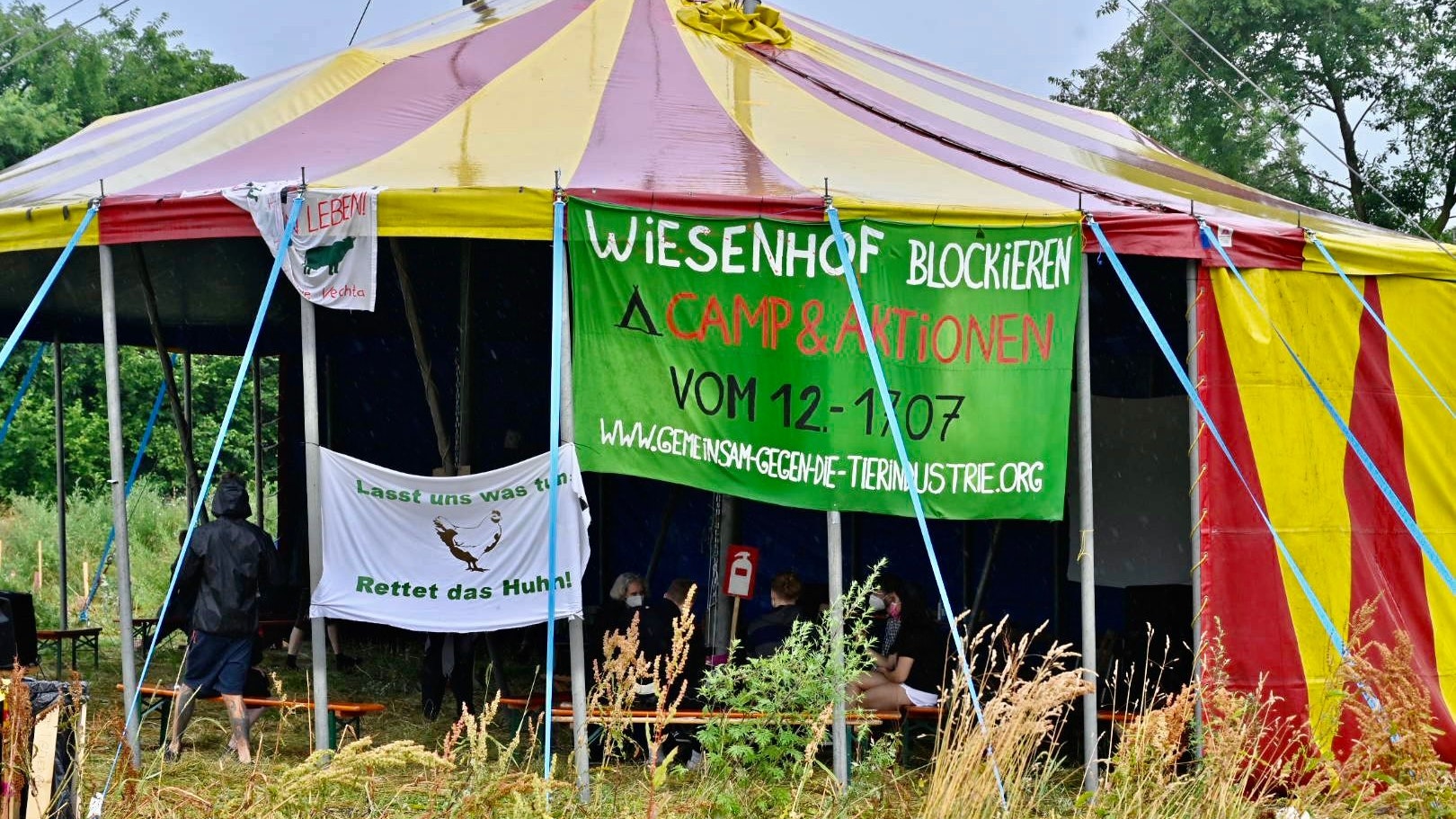 Wollen Wiesenhof-Betriebe blockieren: Das zentrale Veranstaltungszelt im Protestcamp. Foto: M. Niehues