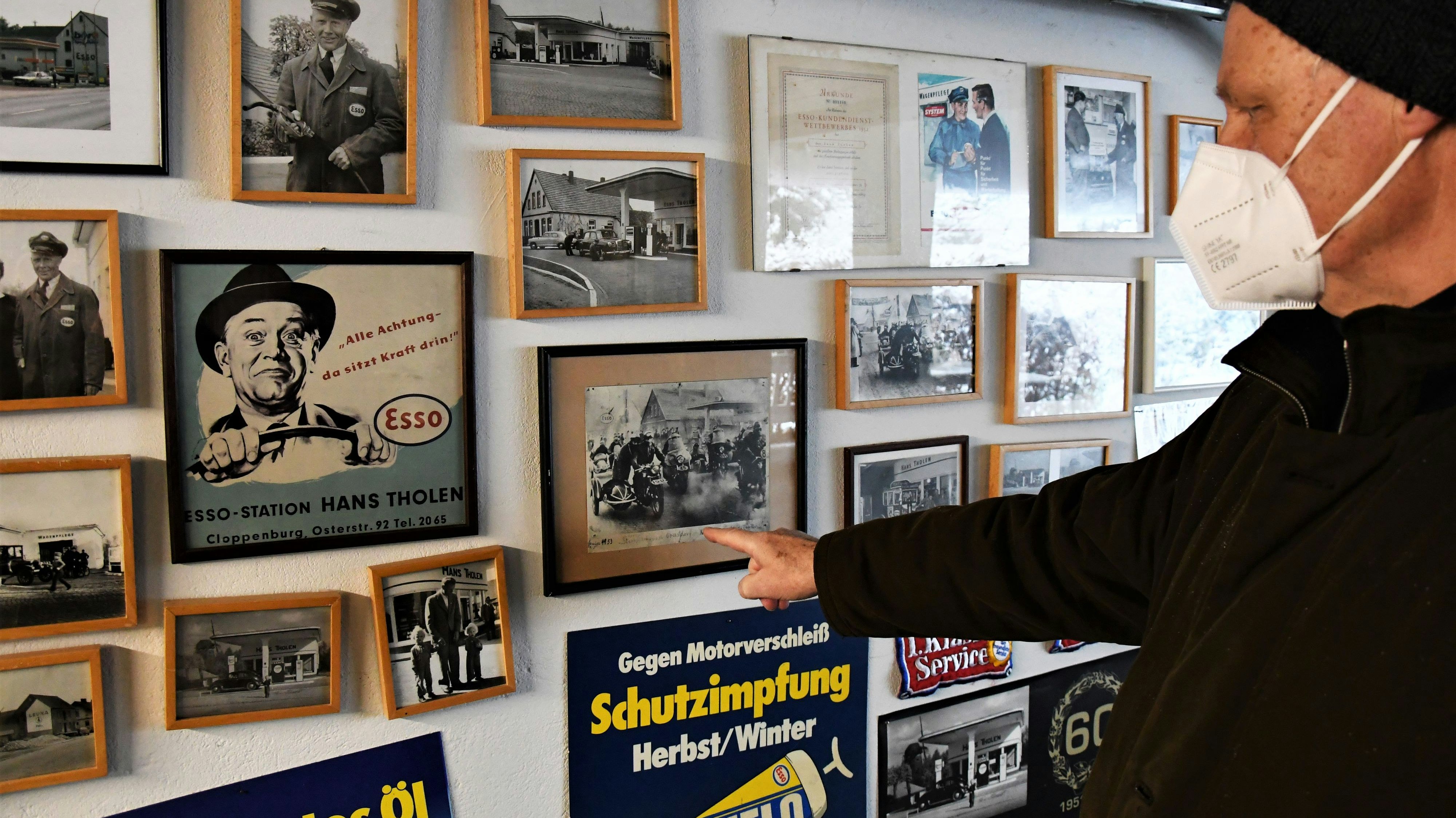 Wand voll Erinnerungen: Hans Tholen jun. hat zwei Garagen voll Erinnerungsstücke gesammelt. Foto: Kreke