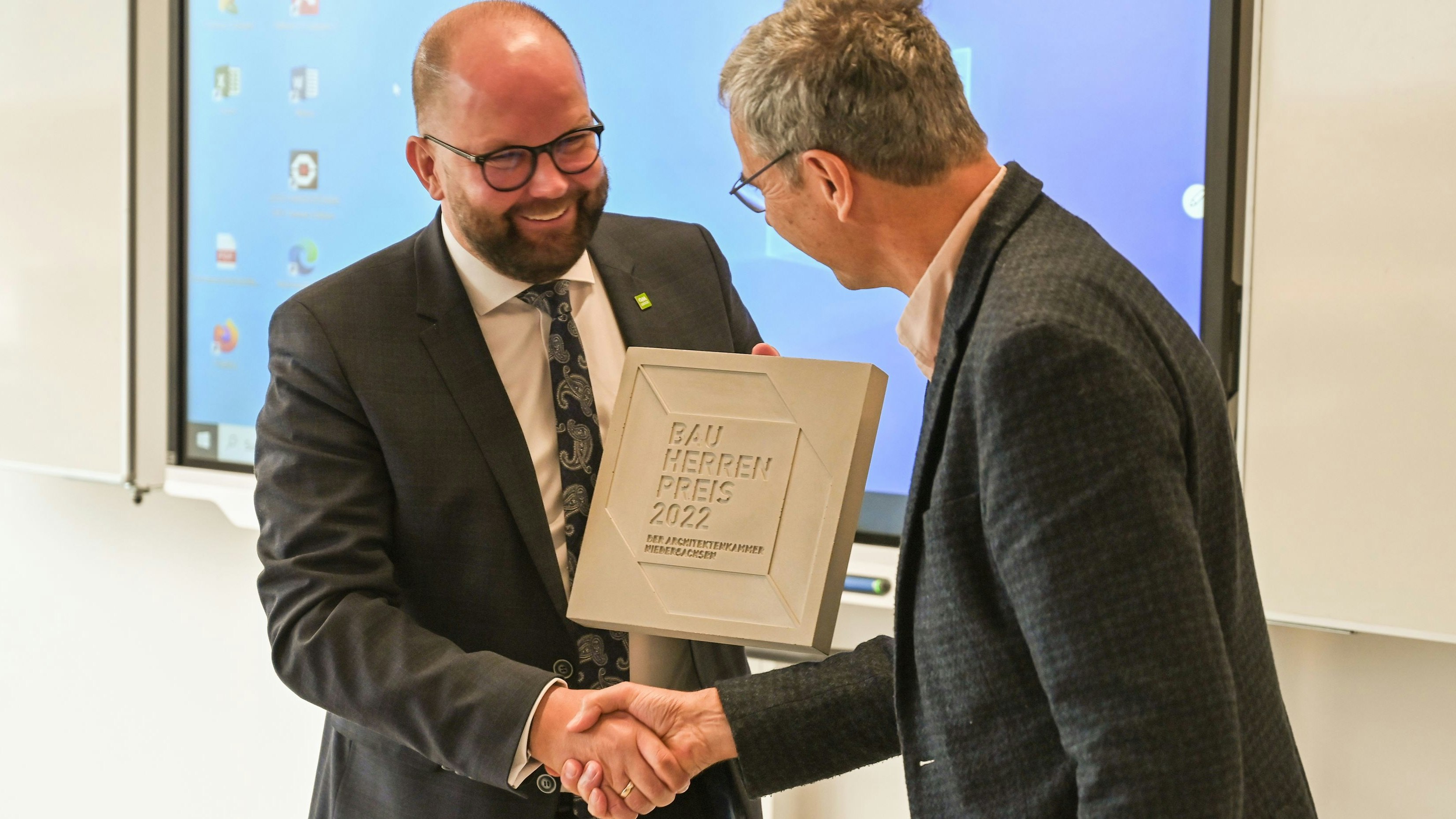 Preisverleihung: Landrat Johann Wimberg (links) nahm die Auszeichnung stellvertretend von Kammerpräsident Robert Marlow entgegen. Foto: Hermes