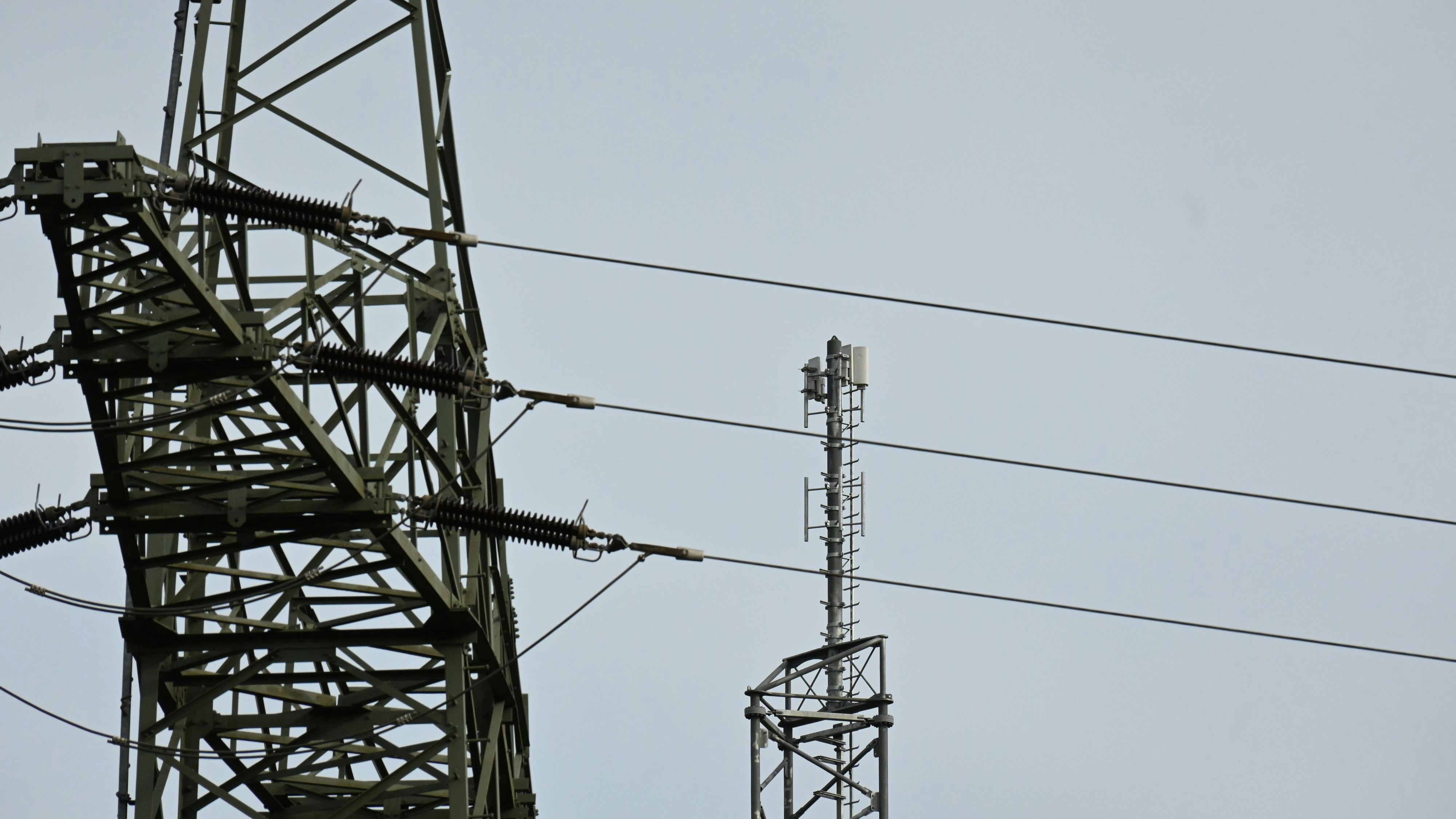 Startklar: Die ersten der 66 Meter hohen Masten im Kreisgebiet wurden in den vergangenen Wochen in Essen errichtet. Sie überragen die Strommasten deutlich. Foto: Vorwerk