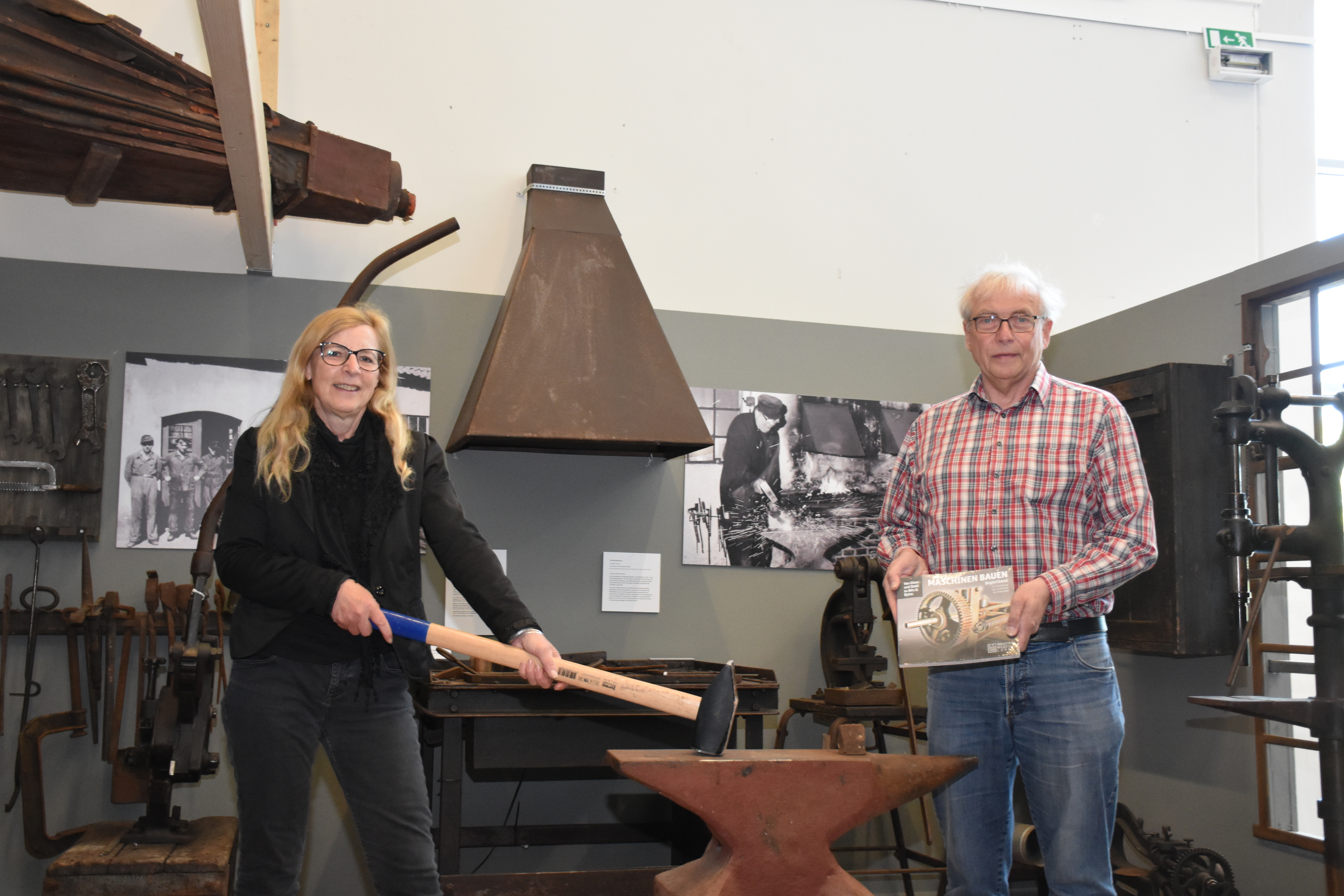 Probelauf: Ulrike Hagemeier (links) und Benno Dräger bereiten das Industriemuseum für die Öffnung am Donnerstag vor. Foto: Ebert