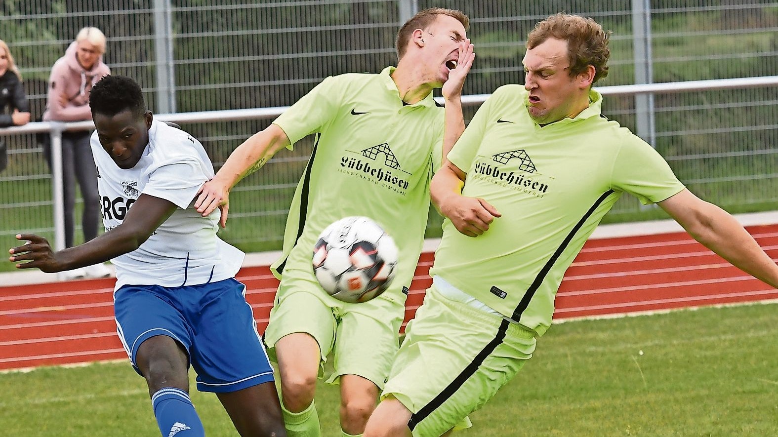 Oben mitspielen: Elstens Fußballer Ralf Mönke (rechts) und Dominik Behrens (Mitte) absolvierten in der laufenden Saison gerade einmal zwei Punktspiele. Archivfoto: Wulfers