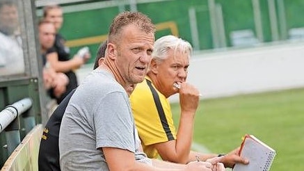 Fokus auf Leer: Beverns Coach Olaf Blancke (links) und sein Co-Trainer Peter Hölzen blicken der ersten Landesliga-Partie seit sechs Wochen gespannt entgegen.&nbsp; &nbsp; Foto: Bettenstaedt