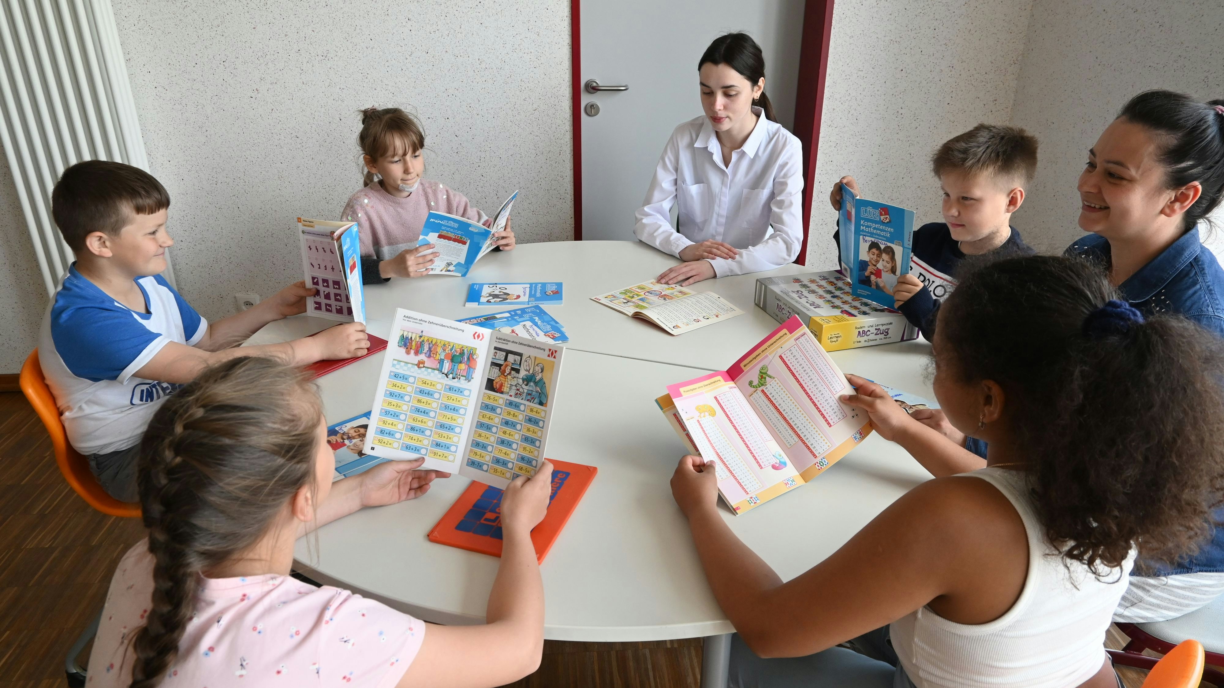 Kleingruppenunterricht: Deutsch und Mathe lernen die Kinder von Viktoria Swonik und Nadja Kylinshyk (rechts). Foto: Thomas Vorwerk