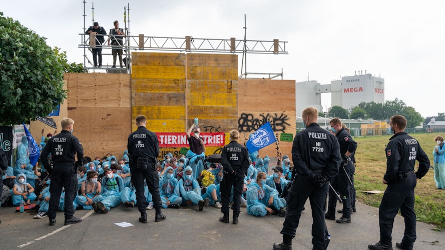 Aktivisten blockierten im Juli 2021 die Zufahrt zur PHW-Konzernzentrale in Rechterfeld. Das Unternehmen selbst verbarrikadierte sich hinter einem großen Holztor. Foto: M. Niehues
