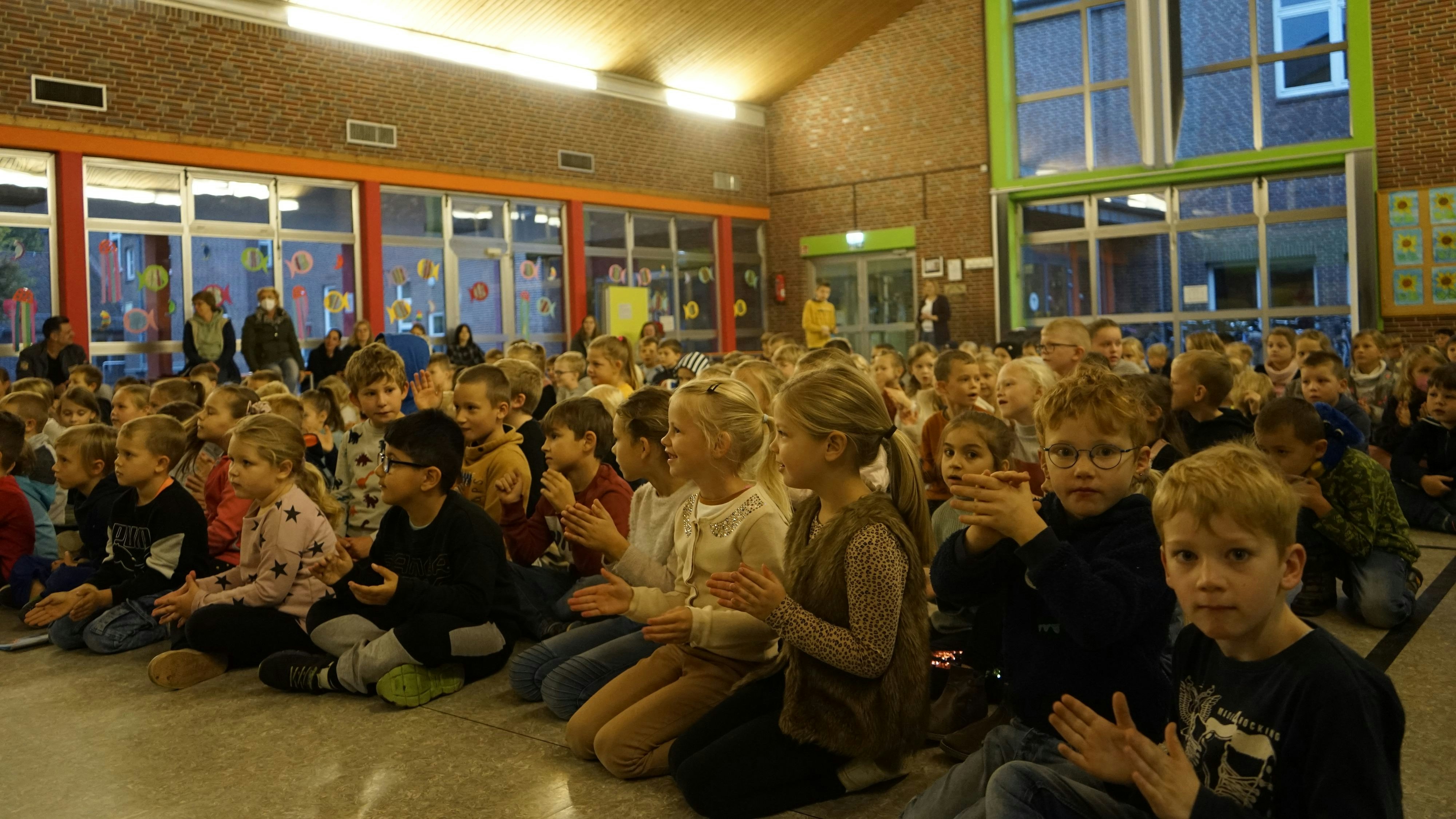 Begeisterte Zuhörer: Beim Auftritt des Schulchores durfte der Rest der Schule mitsingen und mitmachen. Foto: Frerich