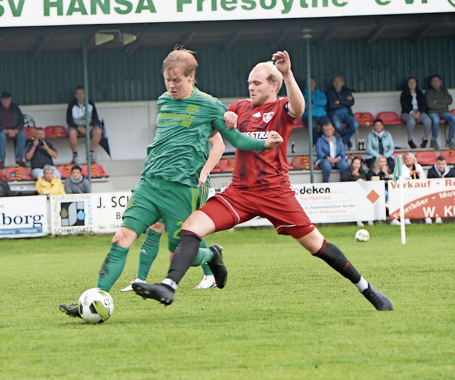 Feste Größe: Youngster Jeremy Knese (links) zählt bei Hansa Friesoythe zum Stammpersonal des Landesligakaders. Foto: Langosch