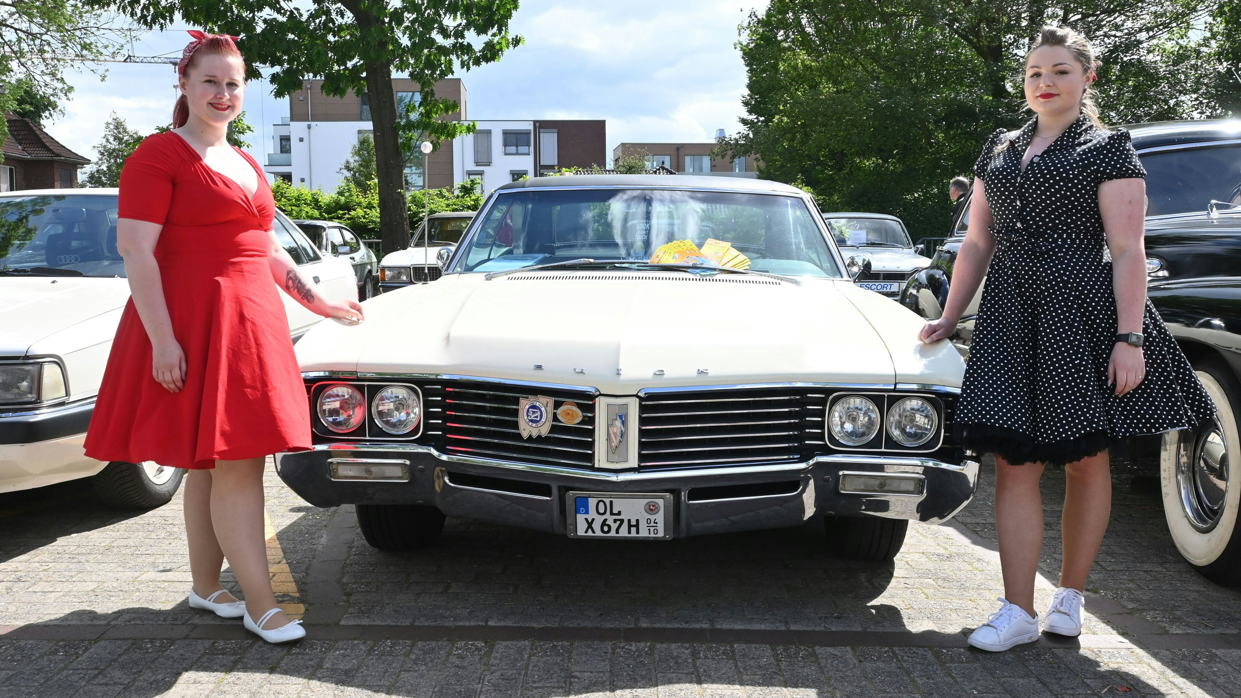 Lieben Oldtimer und die 50er: Annalena Frerichs aus der Krummhörn und ihre Freundin Larissa Schoon aus Hesel vor einem Buick, der 1967 vom Band lief.&nbsp; &nbsp;Foto: Vorwerk